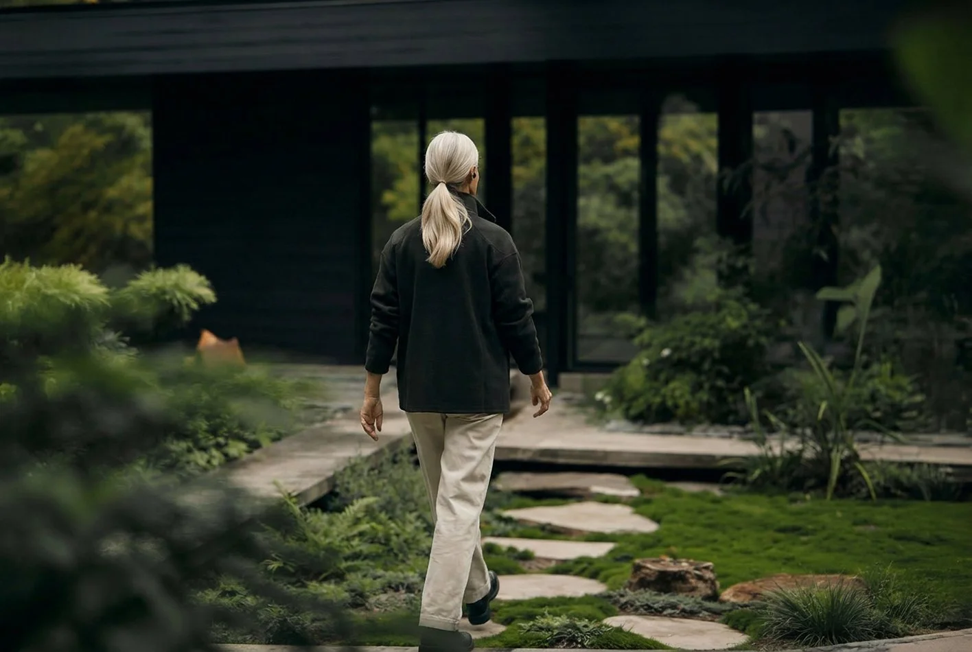 jelena-filipinski-garden-portrait-modern-01.jpg