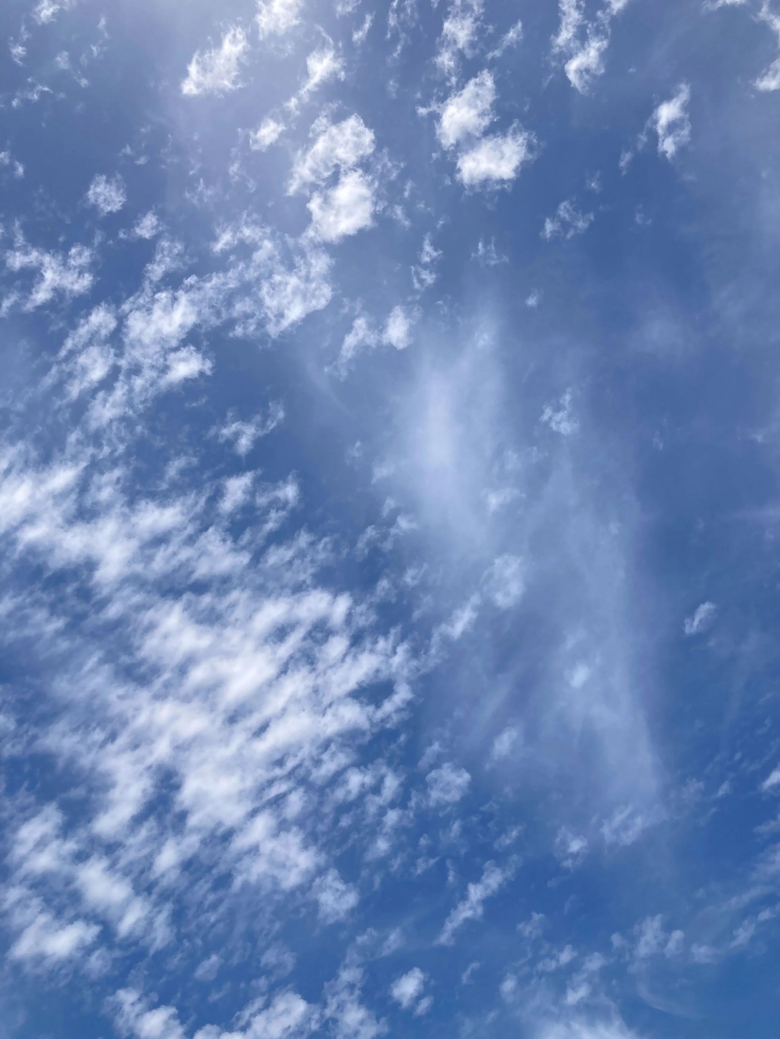 Blick in den blauen Schönwetter Himmel, unterschiedliche weisse Wolken
