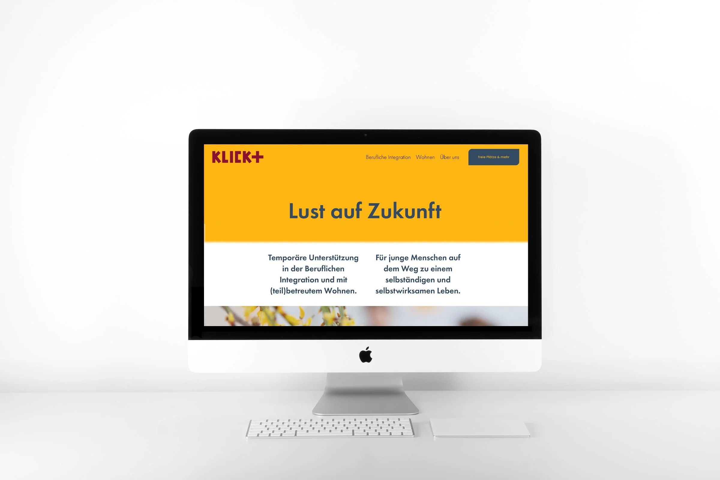 Bildschirm von iMac mit Screenshot einer Webseite klickplus.ch