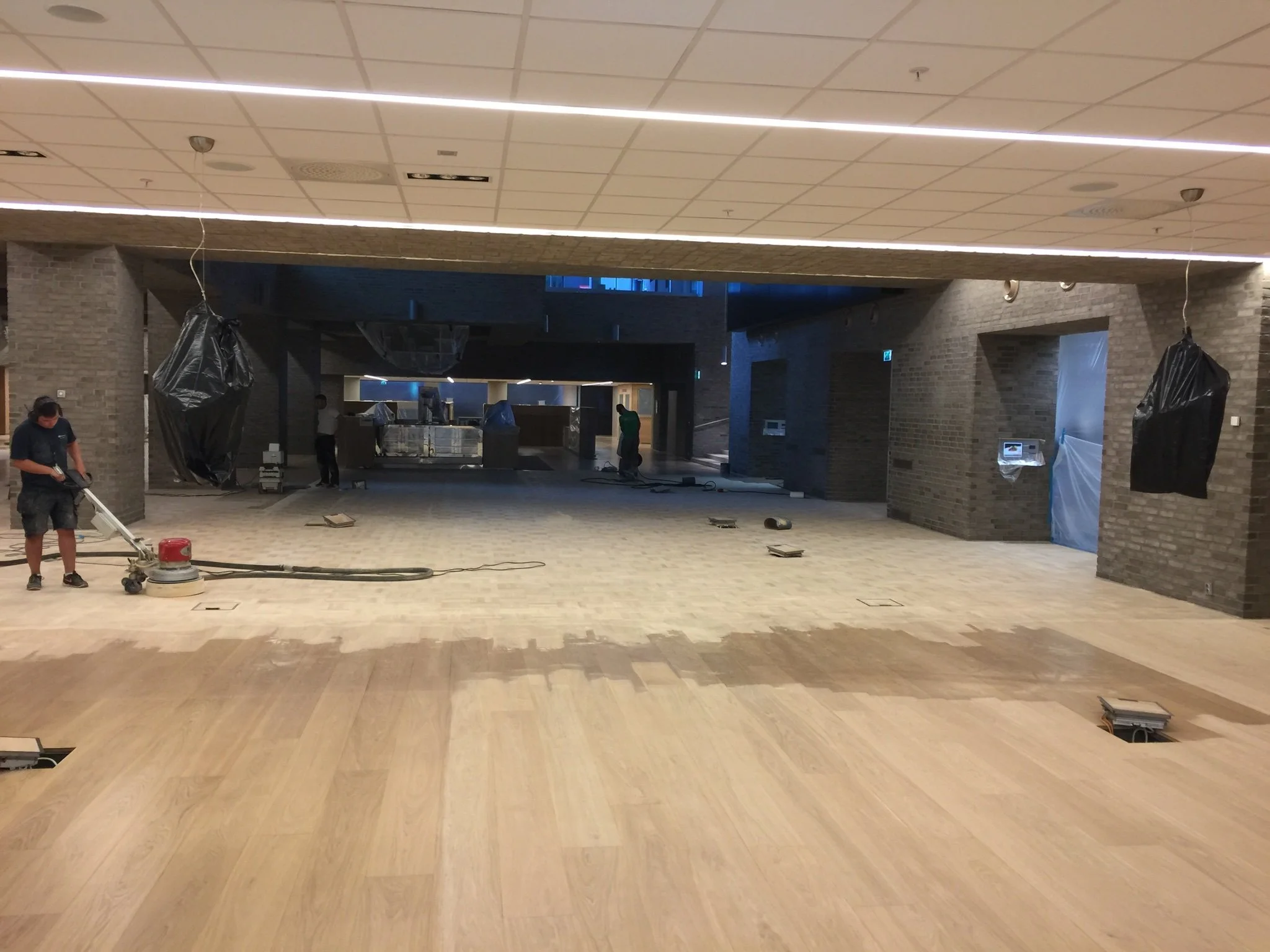 Gulvsliping og vedlikehold på næringslokal