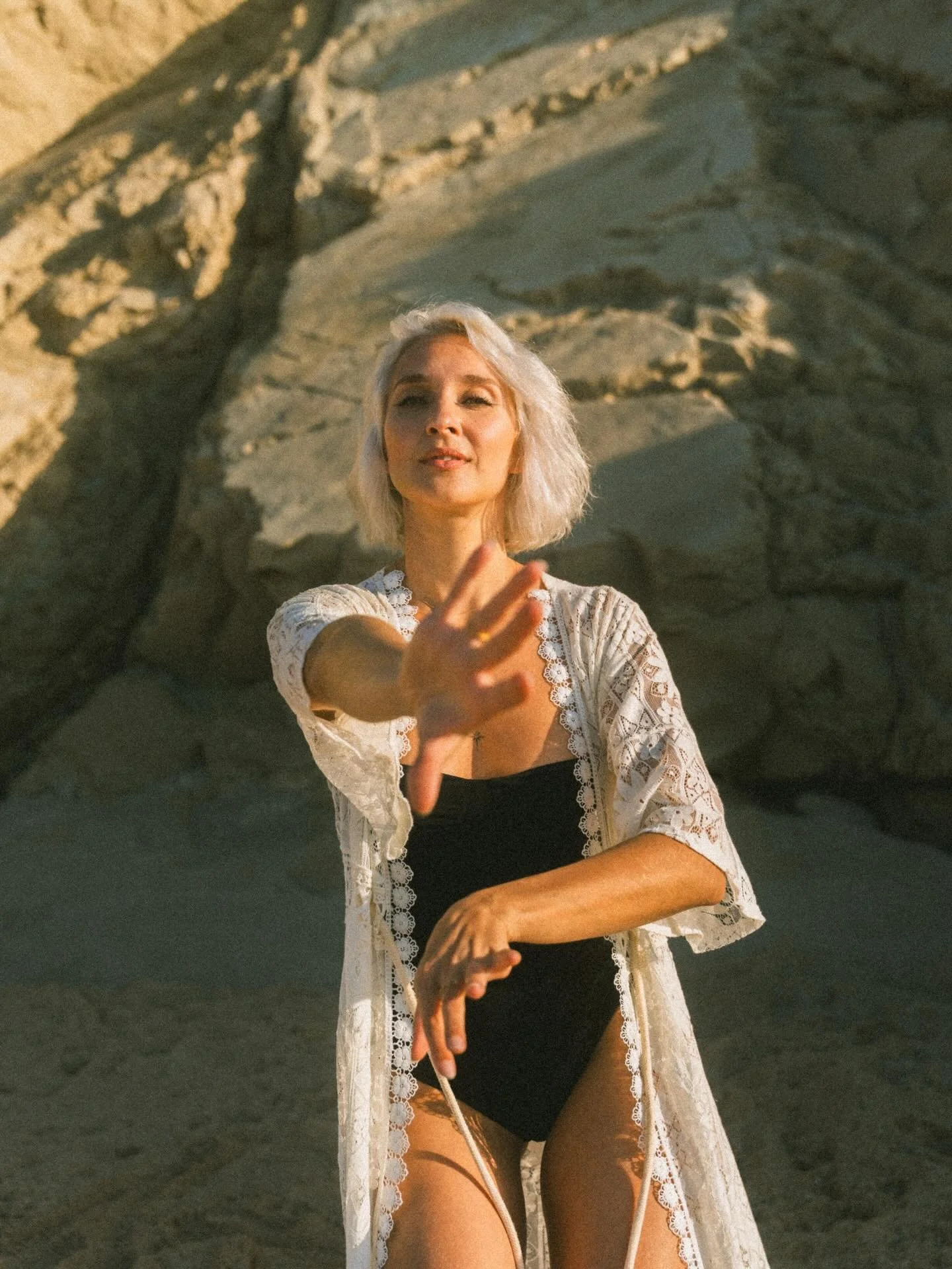 Voir la sexualit&eacute; comme un acte, et non comme une rencontre, brise la Femme.

Un acte prend.
Une rencontre r&eacute;v&egrave;le. 

Ouvre.

Une Femme ne s&rsquo;ouvre pas pour &ecirc;tre utilis&eacute;e.
Elle s&rsquo;ouvre pour &ecirc;tre renco