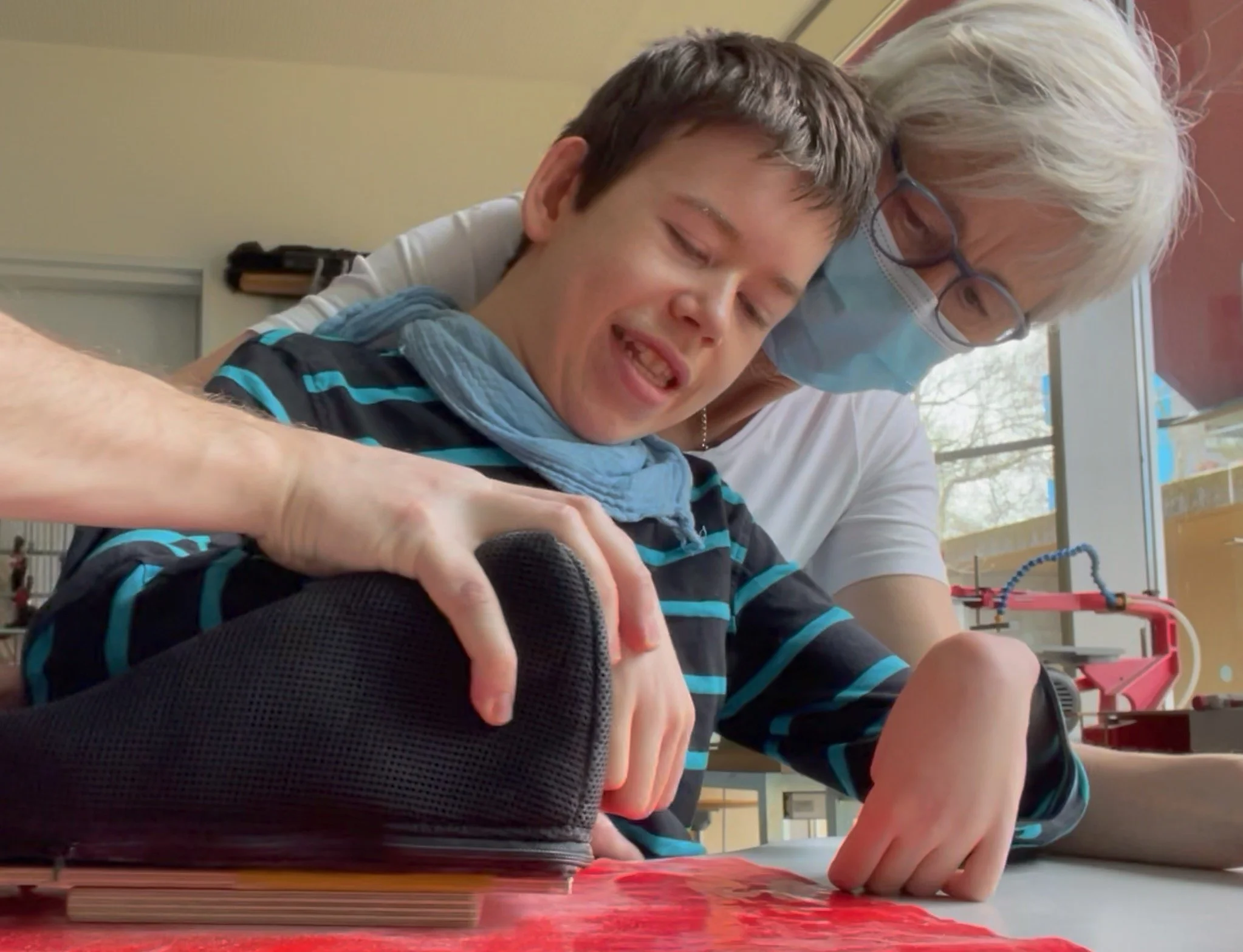 4.3 Schleifen von Hand mit Armauflage.jpeg