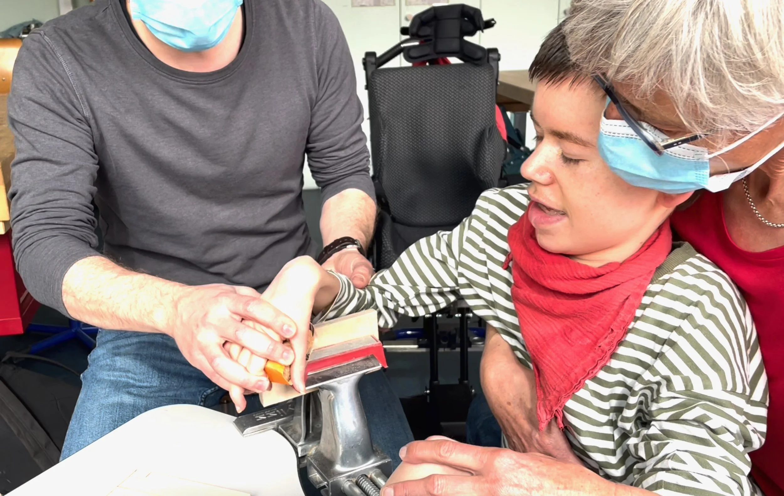 4.1 Schleifen von Hand.jpeg