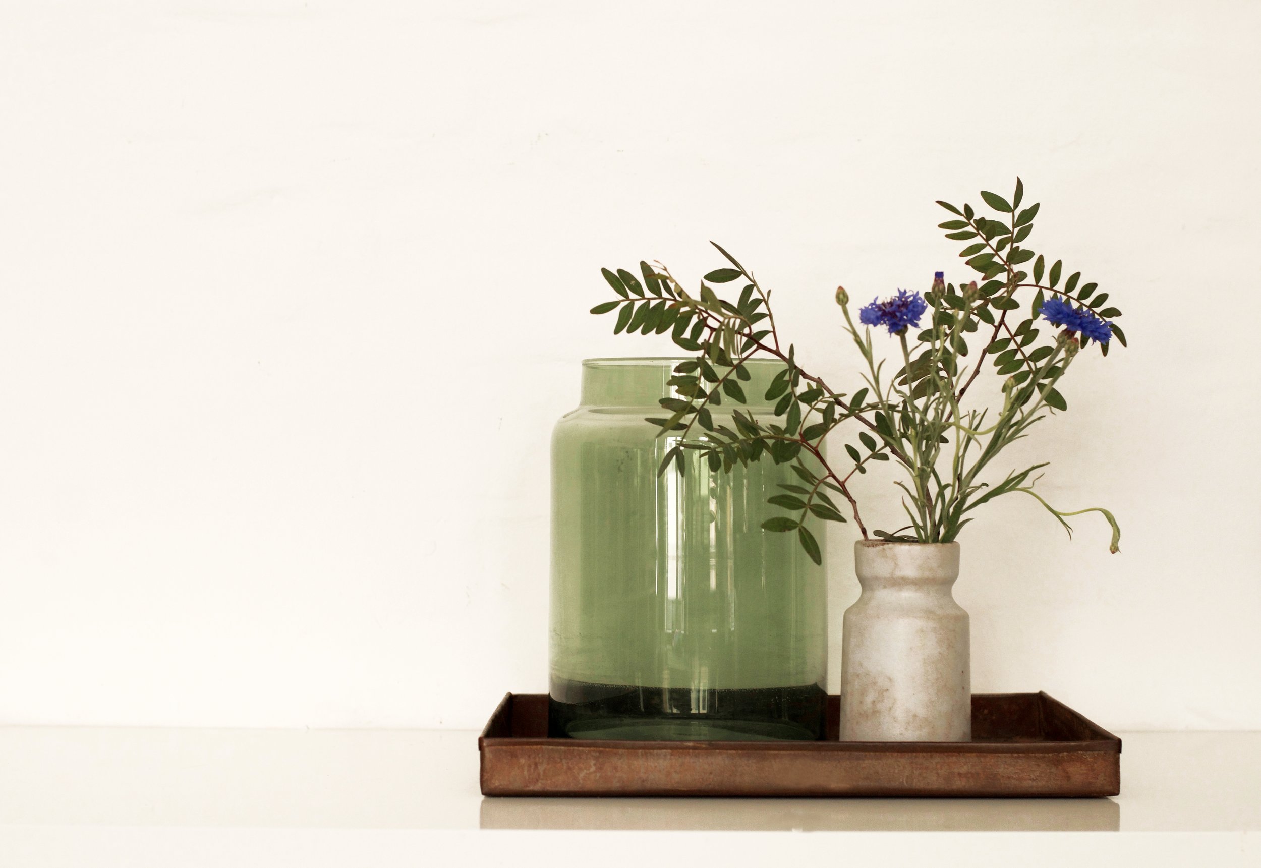 raini_peters_interior_design_and styling_berlin_home_styling_glass_concrete_flowervase.jpg