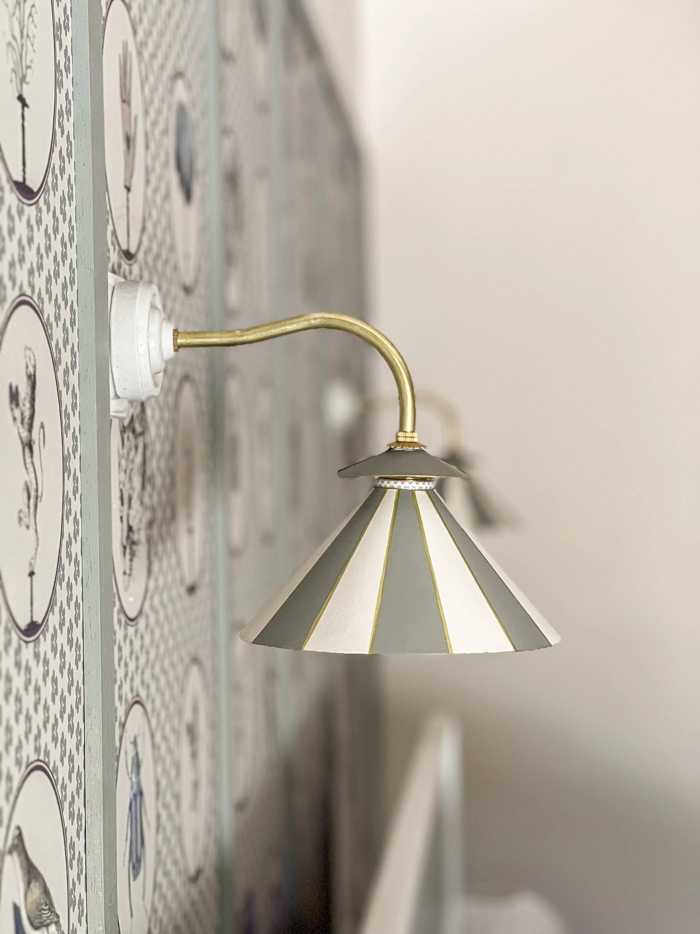 chambre-détail-lampe-vert-bois-maison-caumont.jpg