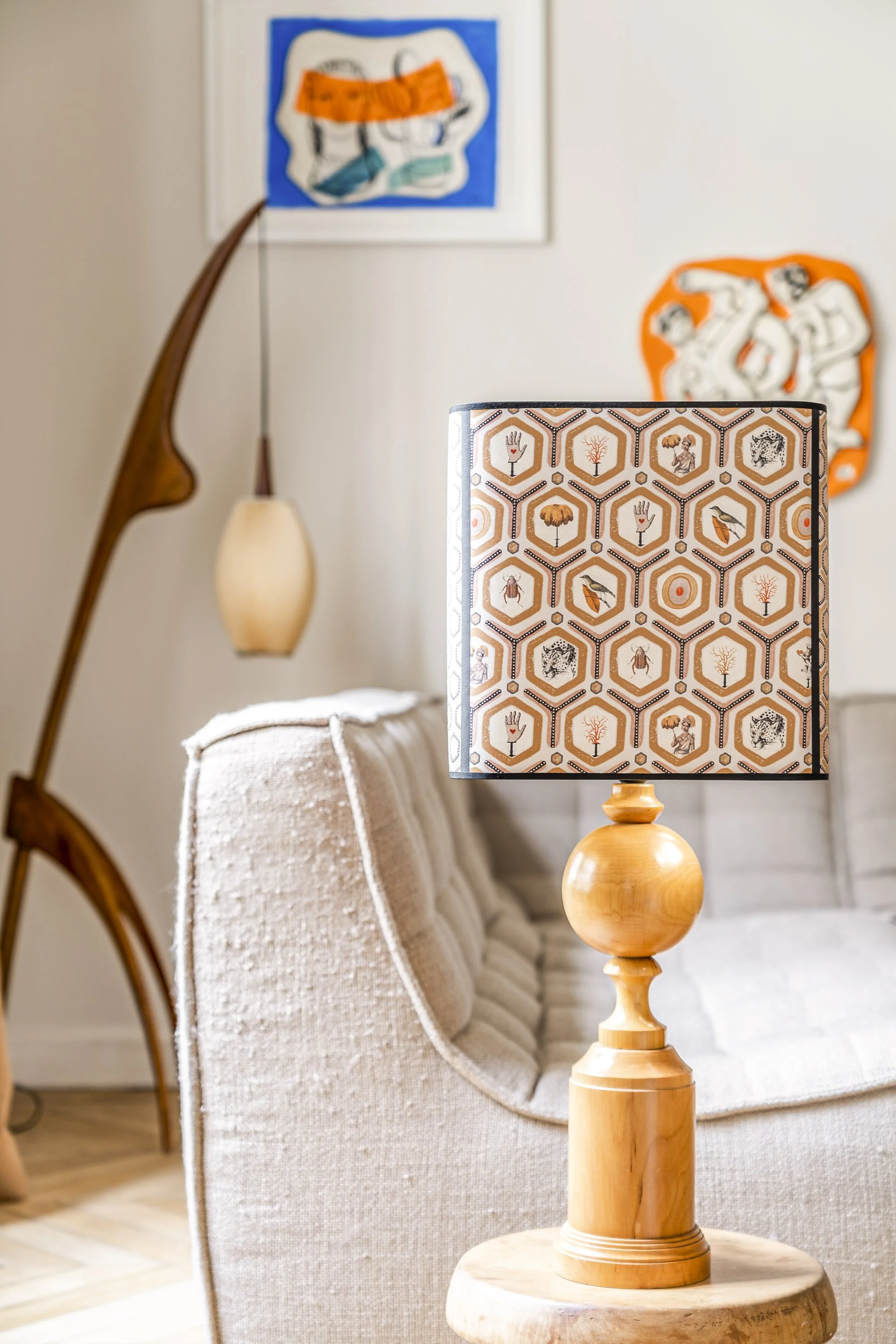 salon-decor-lampe-abat-jour-fortuna-gold-le-sueur-maison-caumont.jpg