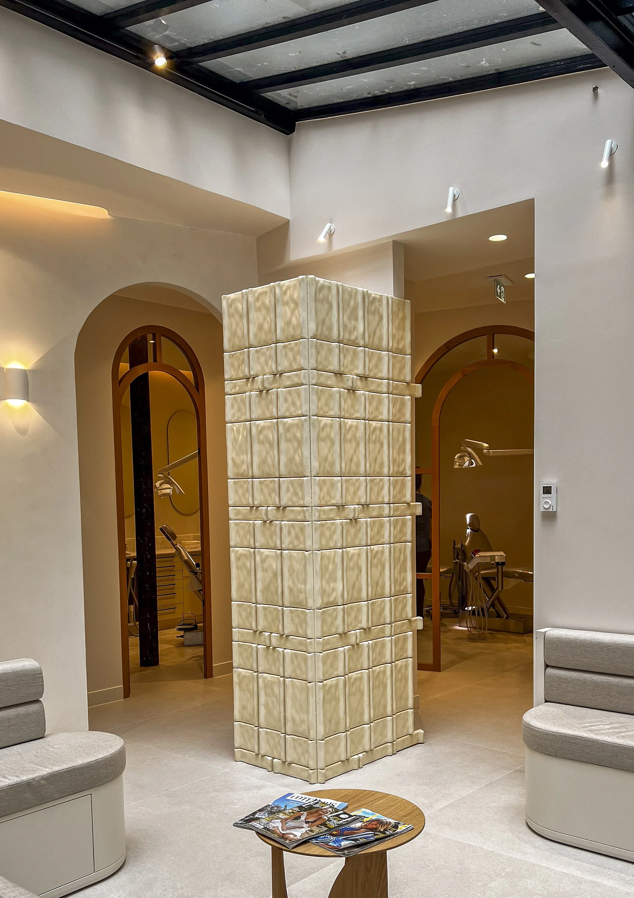 totem-réalisé-en-ciment-cabinet-marais-maison-caumont.jpg