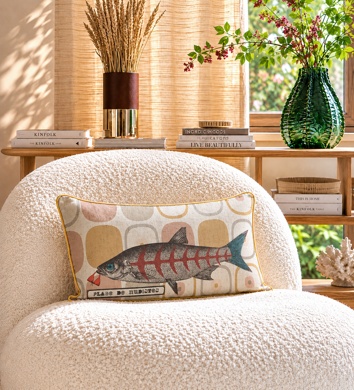 Coussin Plage des Nudistes Maison Caumont, coussin décoratif en lin imprimé fabriqué en France et bordé d’un biais doré