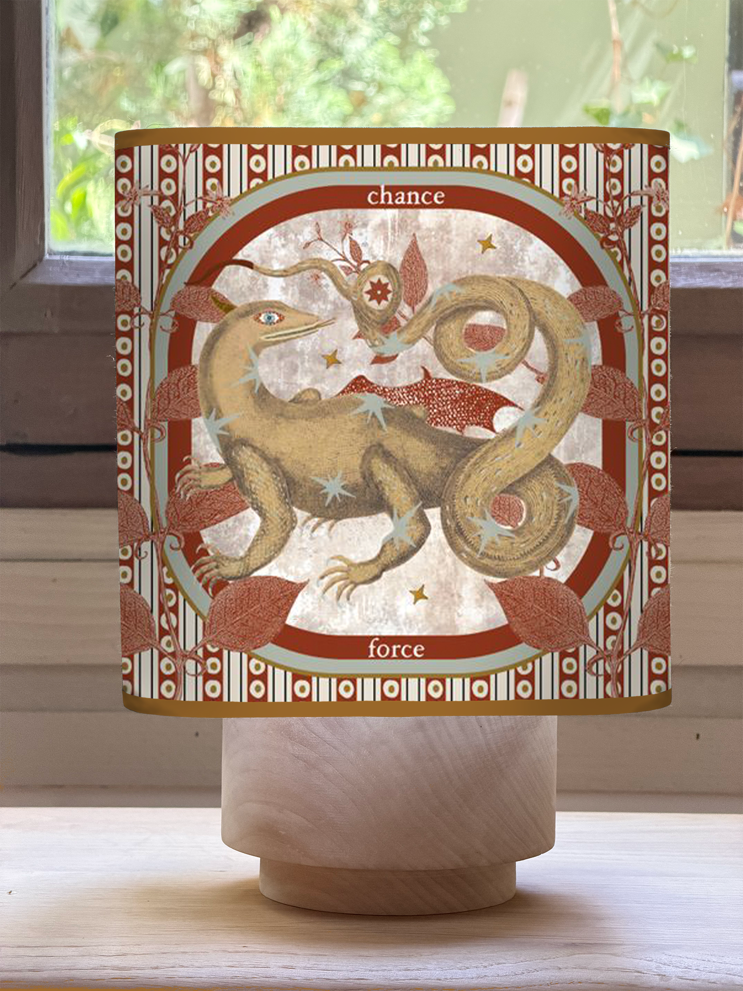 Abat-jour Dragon Mystique Dark Red Maison Caumont inspiré d'un symbole universel fort