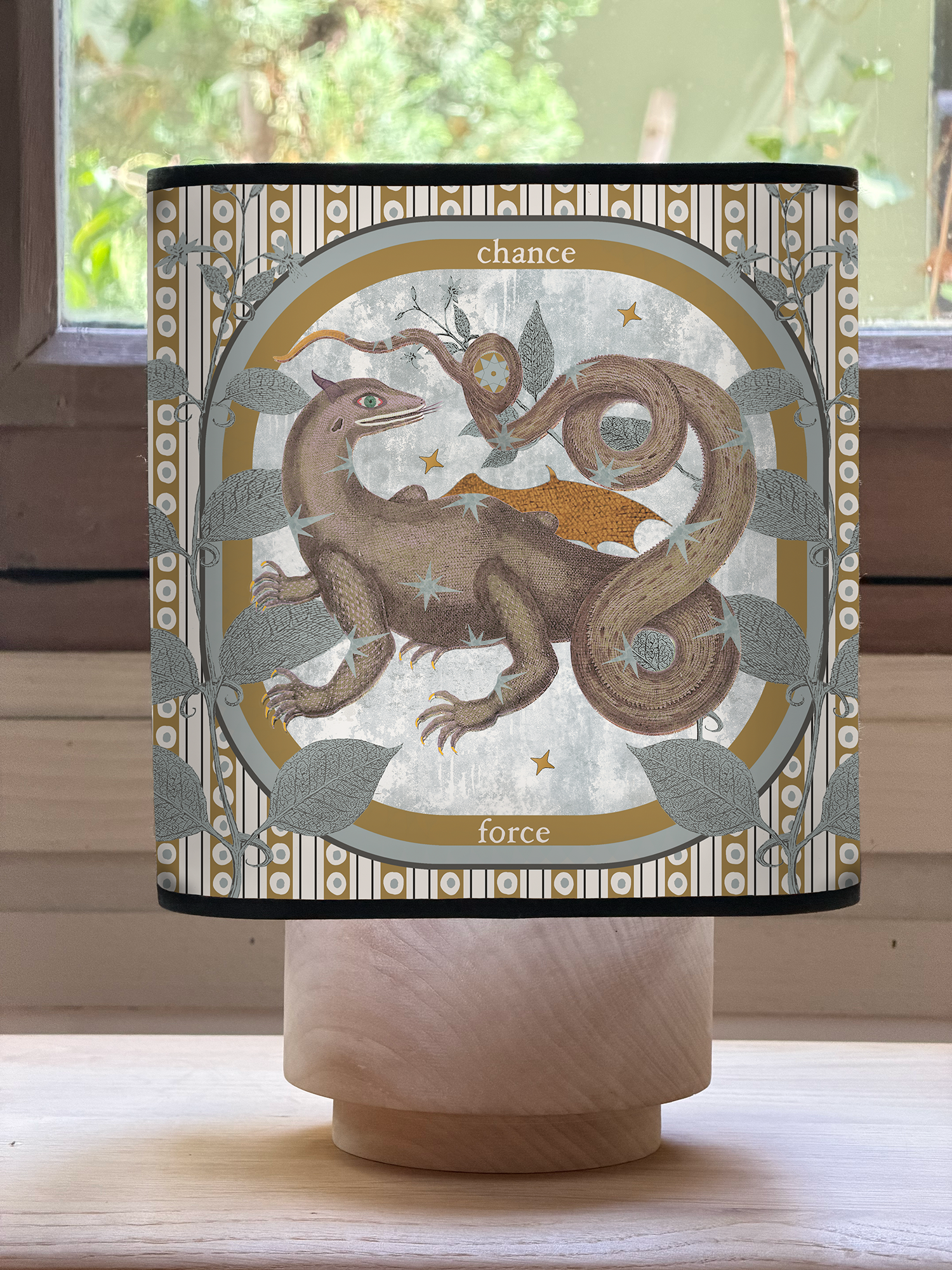 Abat-jour Dragon Mystique Deep Blue Maison Caumont inspiré d'un symbole universel fort
