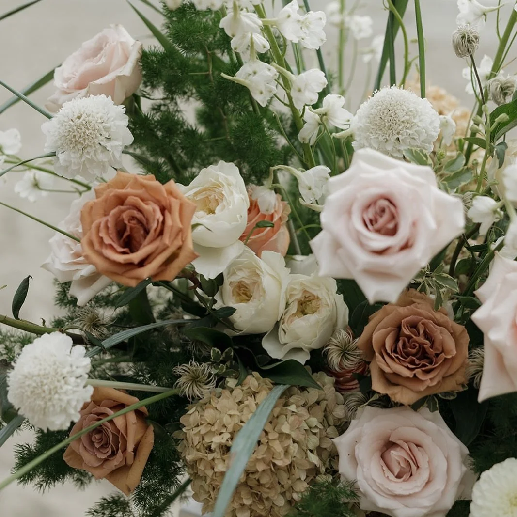 Taylor &amp; Matt&rsquo;s floralscape reflected the essence of a PNW beach day&mdash;warm, relaxed, and beautifully organic. We blended soft earth tones with playful textures to create a fresh take on a classic palette. 
.
.
.
📸 @meganldicastri 
Ven