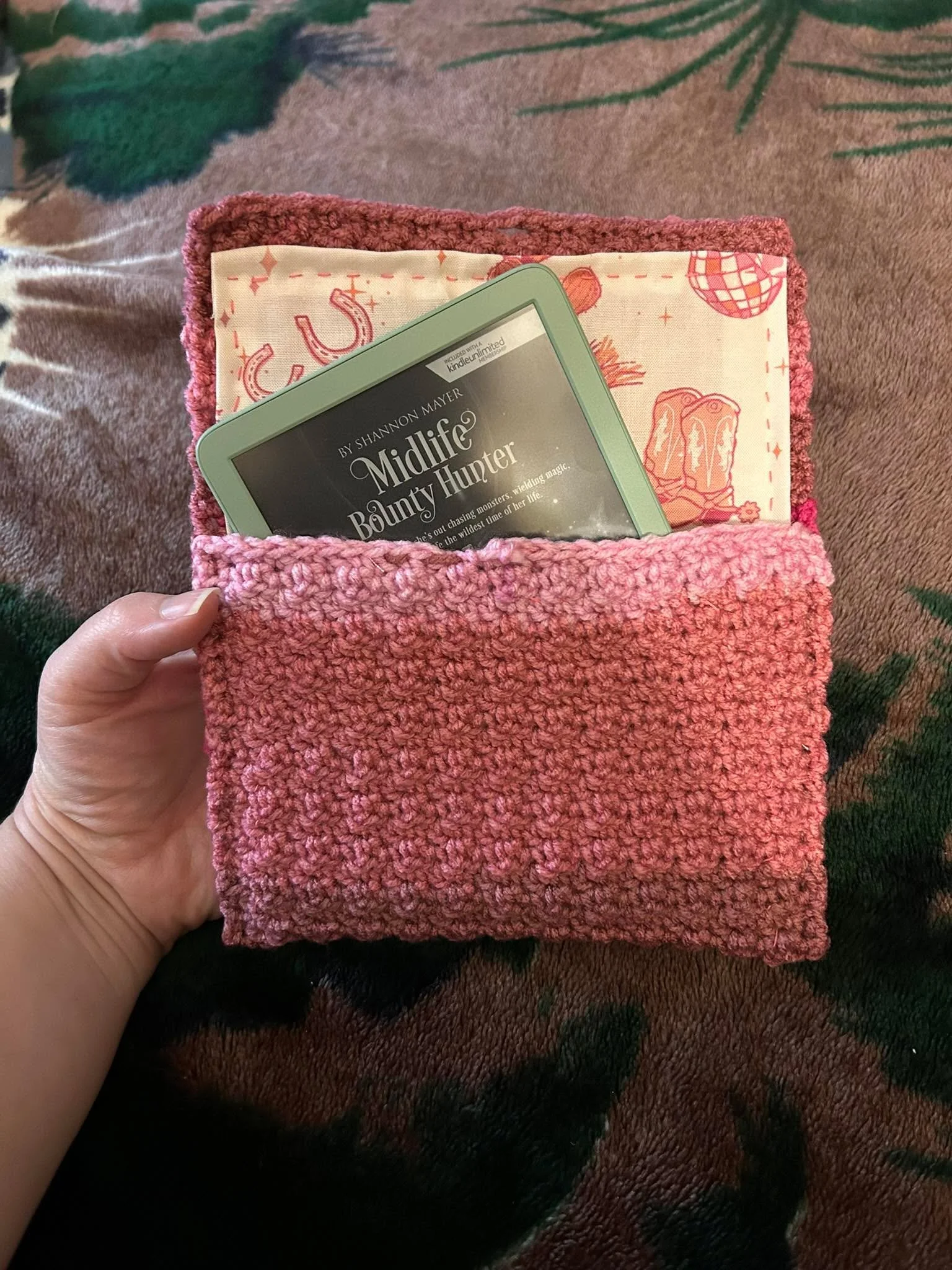 I need recommendation for a book to start like yesterday. 

Requirements: 

✅ Fae or some other magickal creature
✅ Lots of 🌶️ like I mean 🔥 🔥 
✅ Preferably on KU unless an indie author

Other books I&rsquo;ve liked:

Feathers So Vicious 
Obsessiv