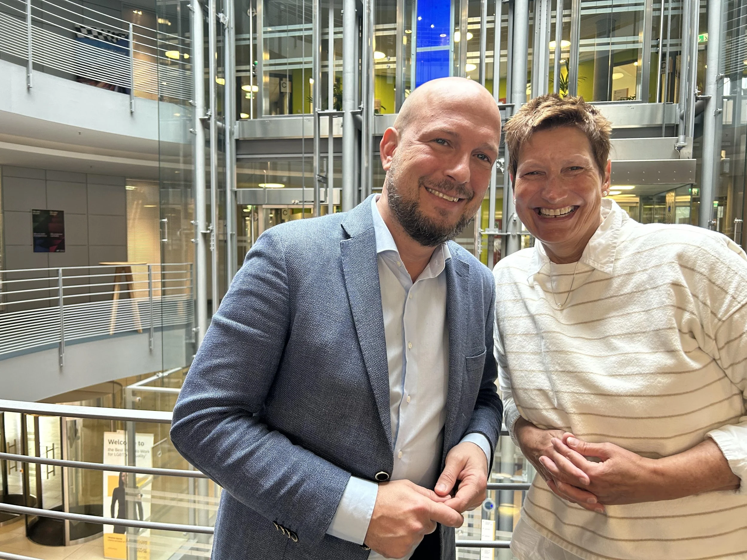 Porträt von zwei Co-Leadern – geteilte Führung in Unternehmen