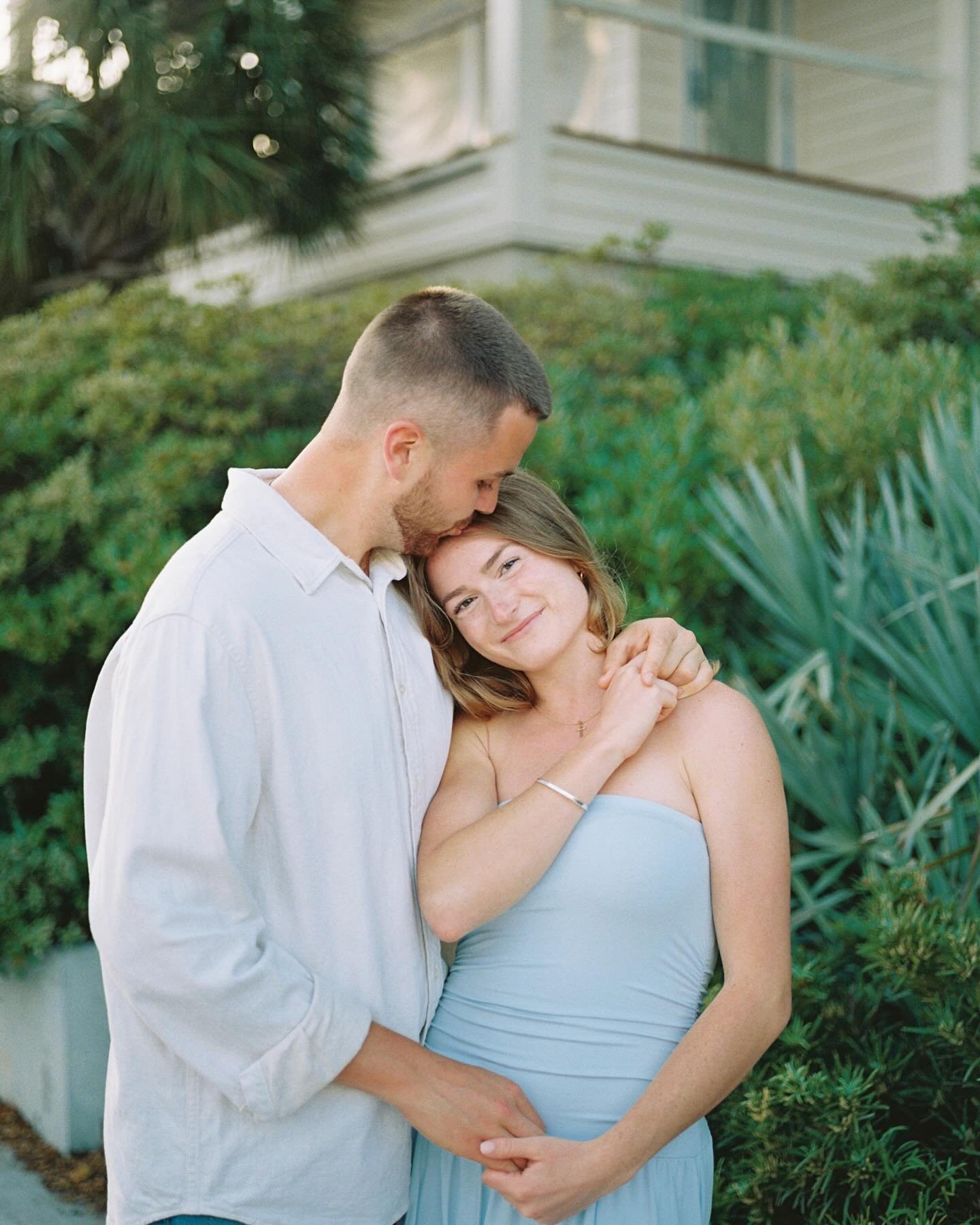 Avery &amp; Sarah &lt;3

A non-coincidental-coincidence that I just so happened to be in Charleston at the perfect time to photograph their engagement. 

A beautiful &amp; obvious kind of love! A flower-in-the-hair, her foot-popped-everytime-they-hug