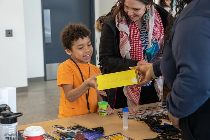 Last month, for KUUMBA, we partnered with the @ontariosciencecentre to bring youth hands-on STEM activity stations @harbourfrontcentre to learn about the inventions and work of Black Scientists. 🔬Youth received Lab badges to access each activity sta