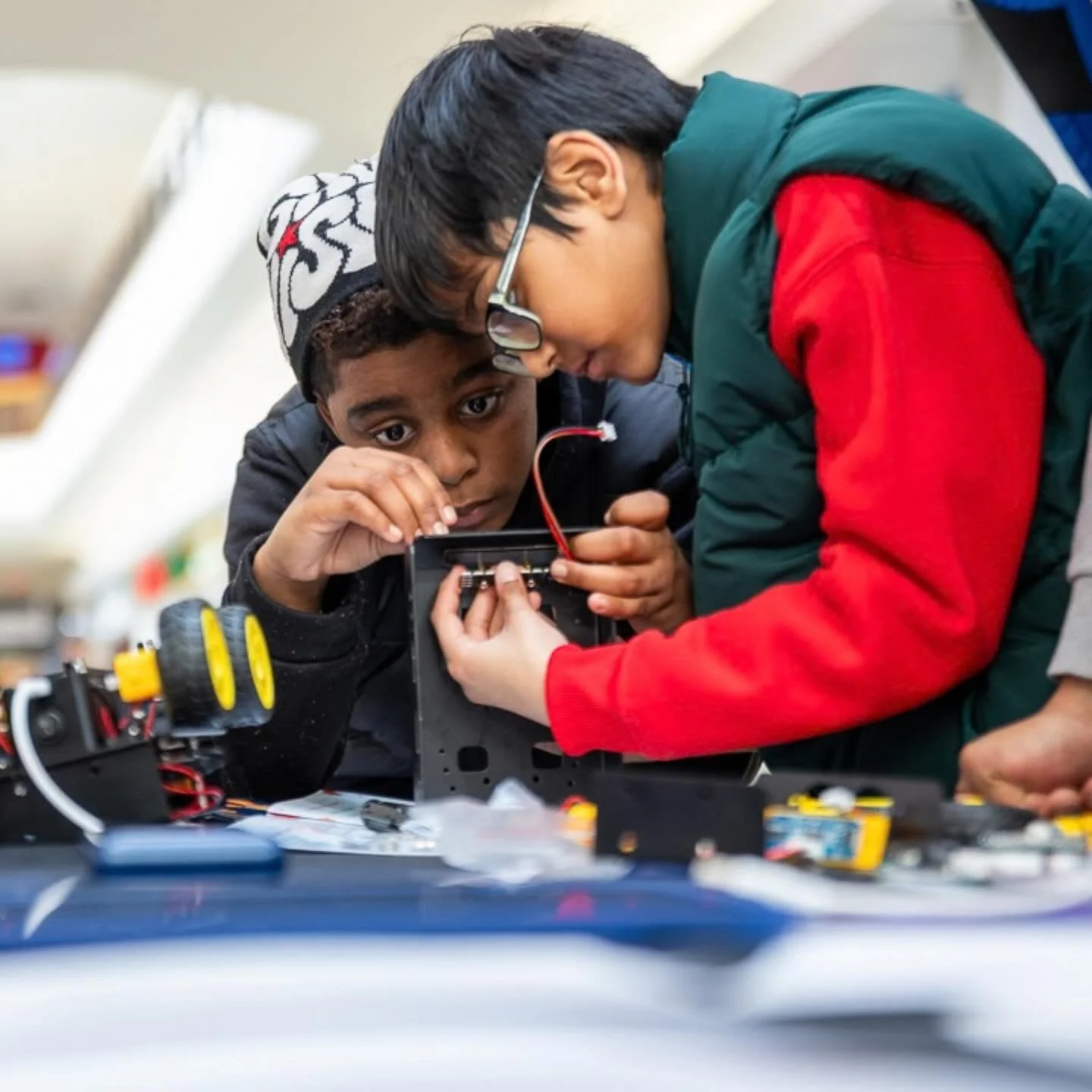 𝗘𝗻𝗴𝗶𝗻𝗲𝗲𝗿 𝗺𝗼𝗱𝗲: 𝗢𝗡! ⚒️🚀 We had a blast at @bridlewoodmall for a weekend of hands-on STEM fun.
Our youth participants:
🏎️ Built cars from scratch.
🤖 Programmed car robots + drove Bluetooth cars via iPad similar to the rovers exploring 
