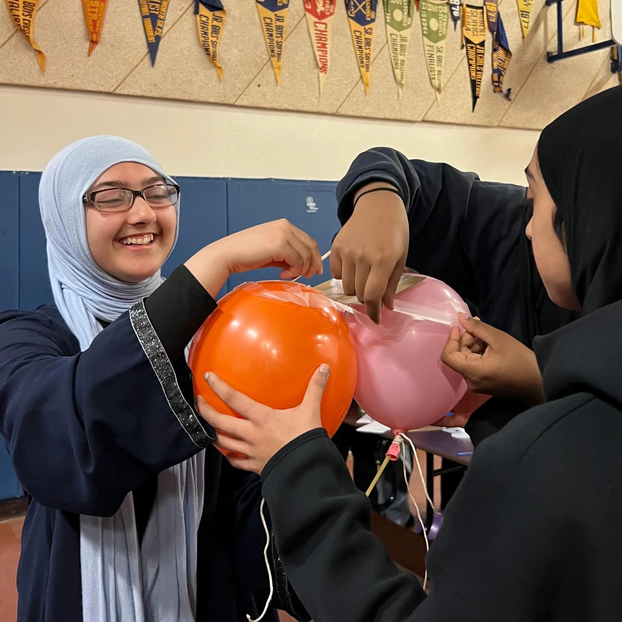 Last week, Visions visited 𝗧𝗲𝗰𝘂𝗺𝘀𝗲𝗵 𝗦𝗲𝗻𝗶𝗼𝗿 𝗣𝘂𝗯𝗹𝗶𝗰 𝗦𝗰𝗵𝗼𝗼𝗹 for a co-facilitation session that challenges students with a real-world problem: step into the shoes of an engineer and design a drone carrier to safely deliver essen