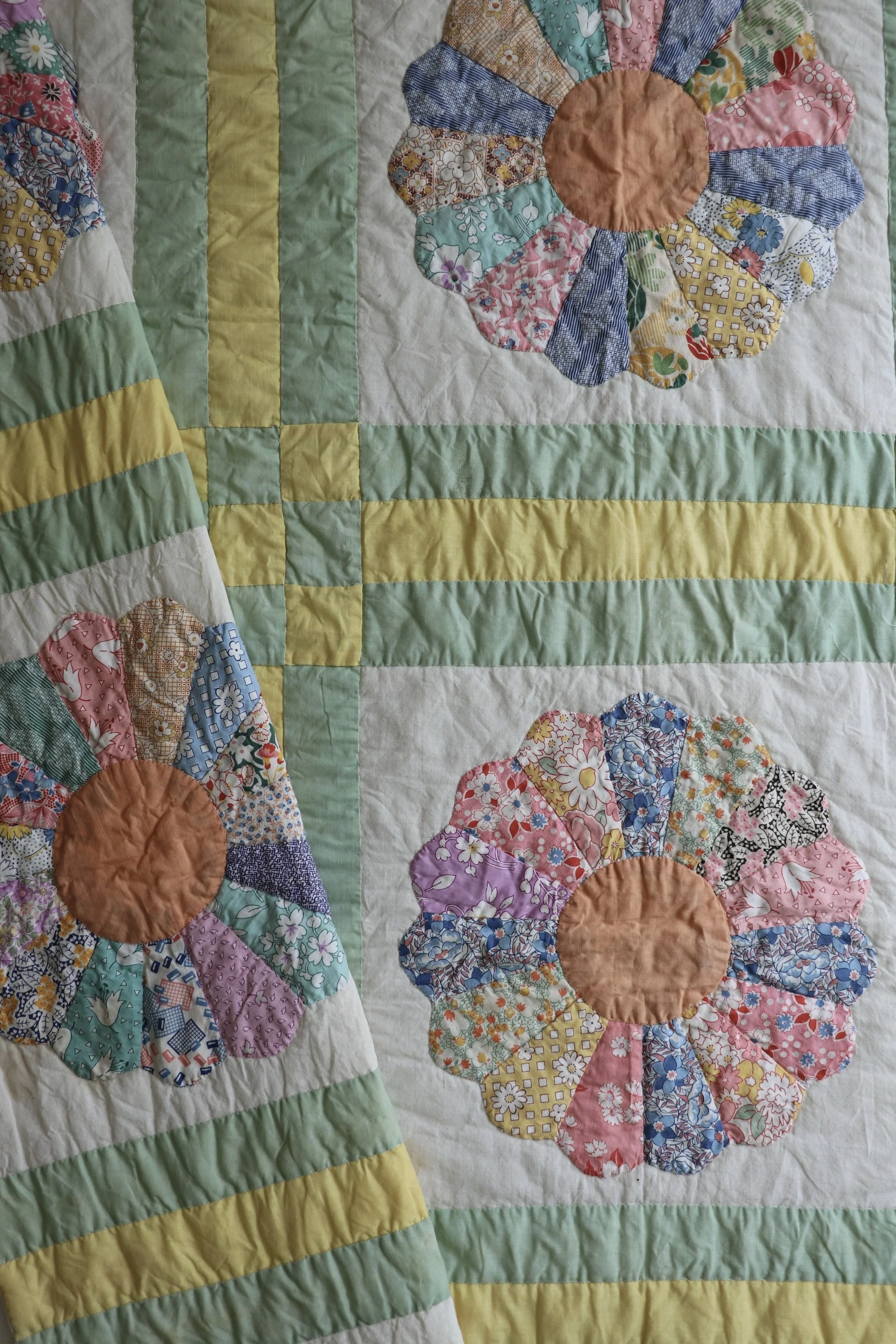 #22. Dresden Plate Lattice Sashing Heirloom Quilt Circa 1930-1940
