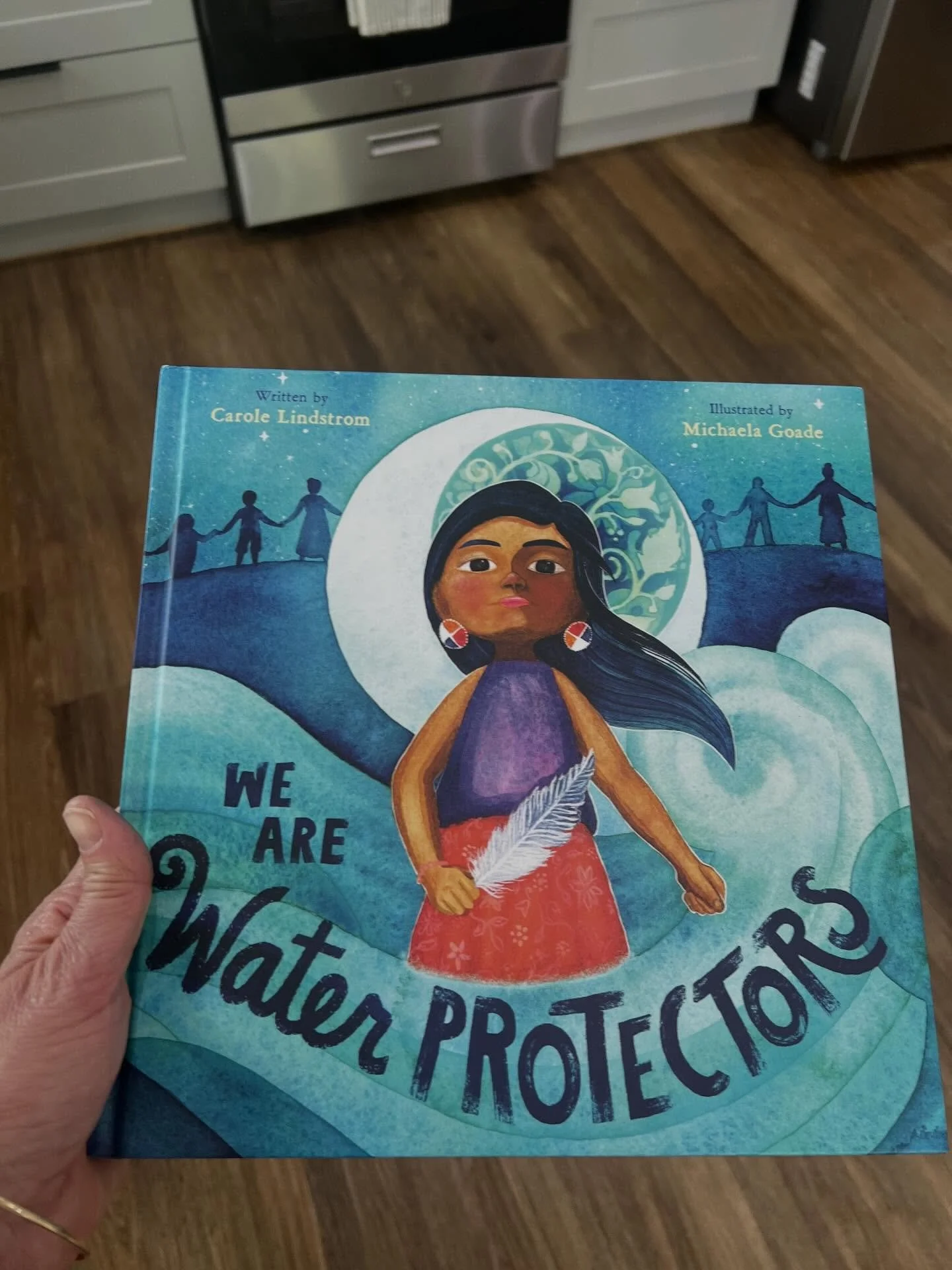 Twins and I loved this new book yesterday📕. It was perfect after our walk looking for a tiny perfect things and visiting a construction site where both kids were thrilled to encounter a front loader hard at work.