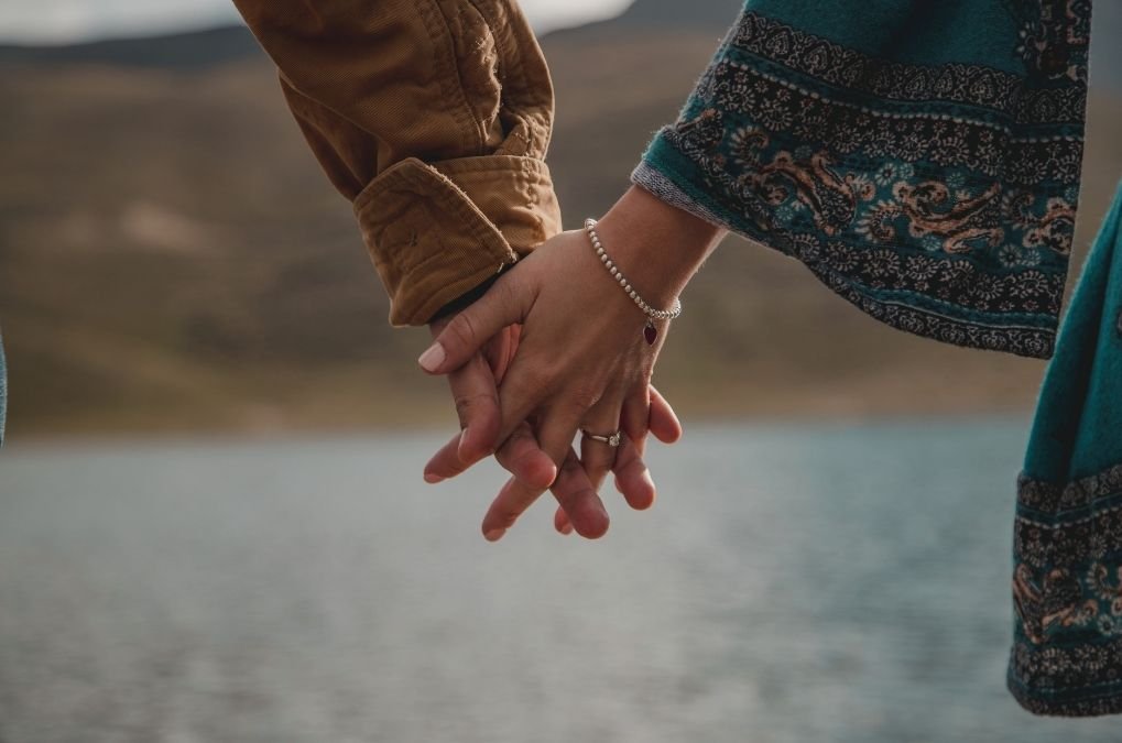 Soft background of two people holding hands for the section: What Can I Expect in Couples Therapy