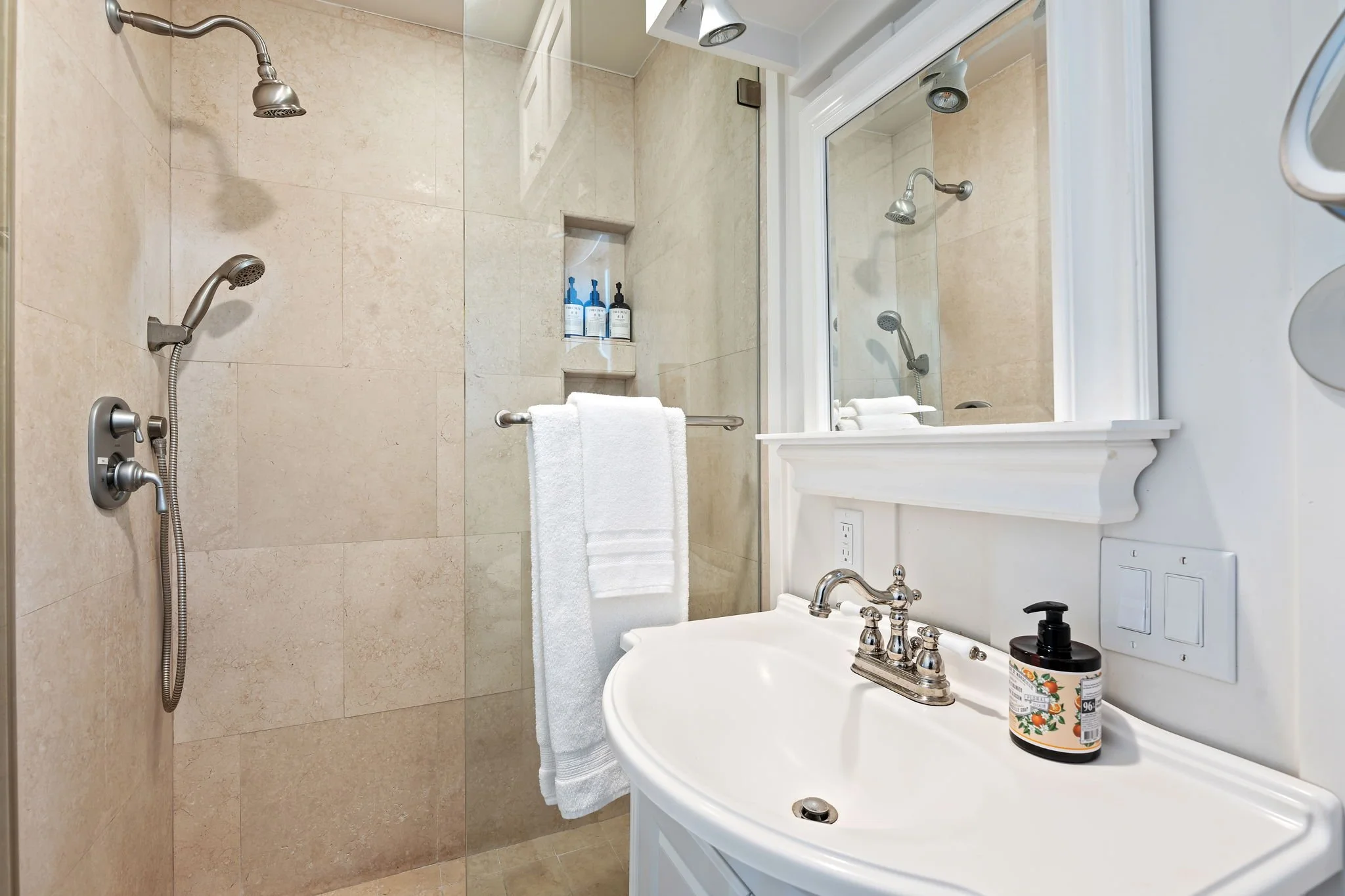 17-Bathroom 1.jpg