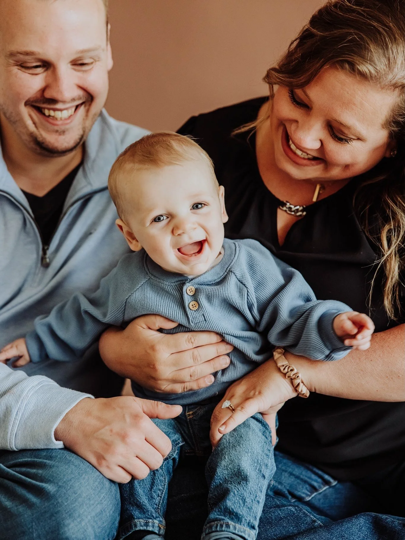Jagger is officially sitting up, and if you ask me, this is one of the sweetest milestones to capture. 🤍

Sitter sessions are such a fun stage because babies are full of personality but aren&rsquo;t quite on the move yet. We get those big smiles, cu