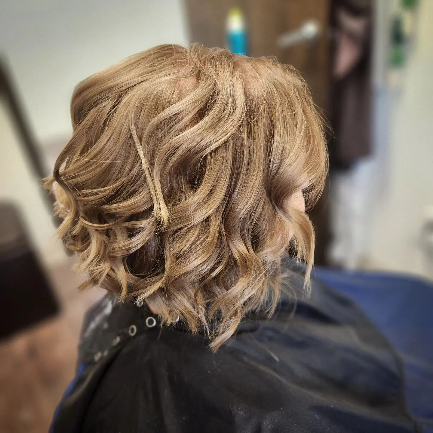 Golden brown champagne. ✨️ 

#createyourstyle #yourlifeyourway #shoplocaldenton #sangerhairstylist #dentonhairstylist #adultlife #brazilianblowout 
#shorthair #fallblonde