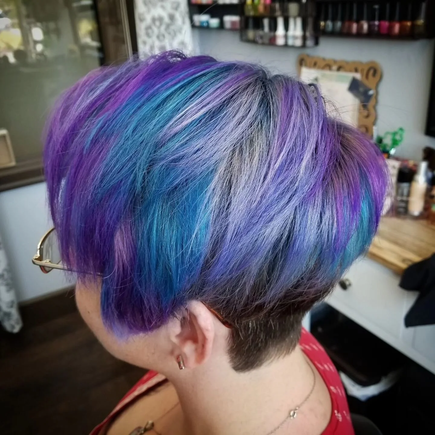 Transforming hair, transforming lives. #shorthair #createyourstyle #yourlifeyourway #adultlife #brazilianblowout #dentonhairstylist #vividhaircolor #vividhaircolorlist #ipreview via @preview.app