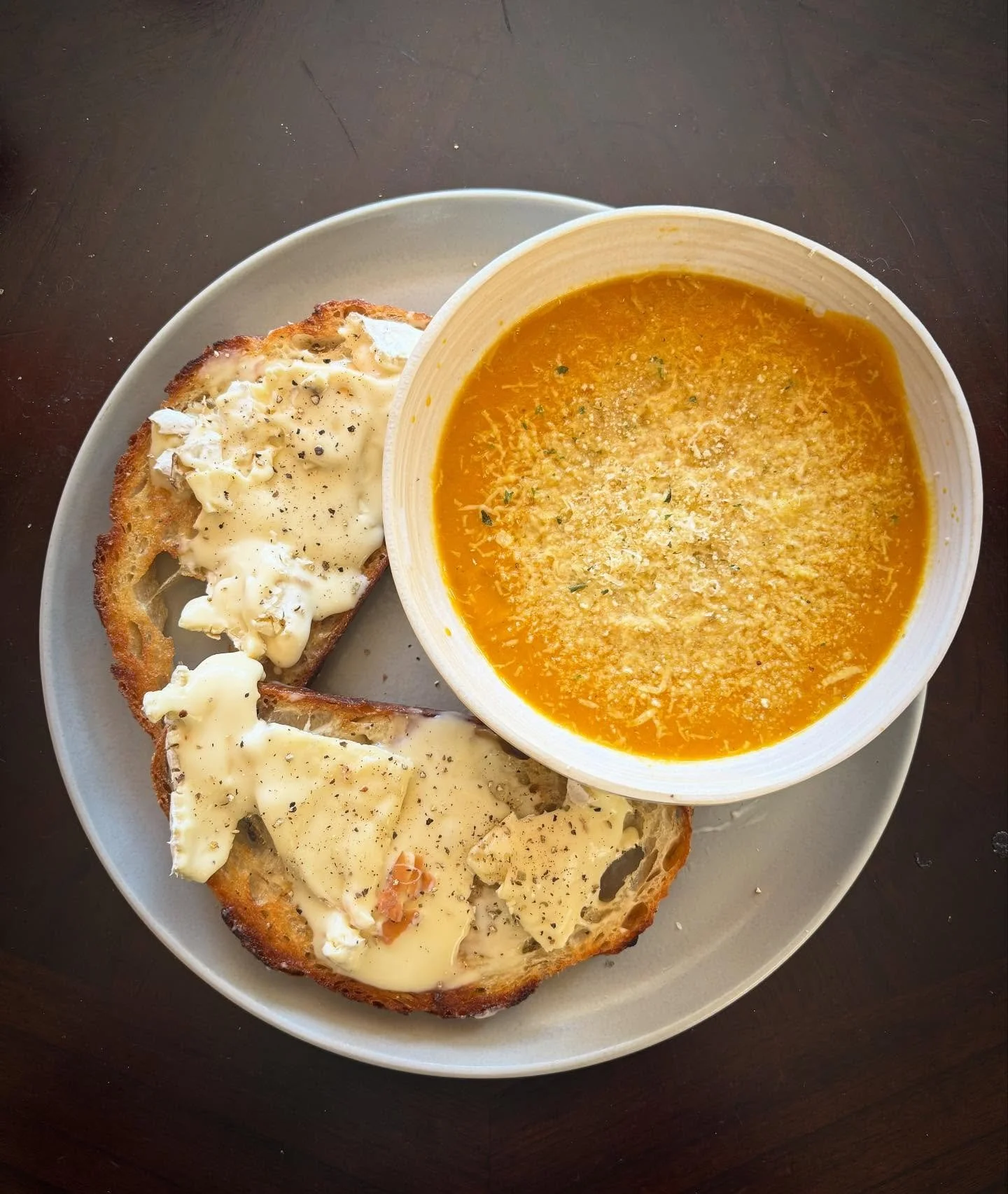 a very it&rsquo;s October in Vermont lunch 🍁 🍂 
&bull;homemade roasted butternut squash and sweet potato soup topped with our own grated @fernriverfarm Fruition tomme &amp; toasted breadcrumbs
&bull;ooey gooey @jasperhillfarm campfire Harbison on g