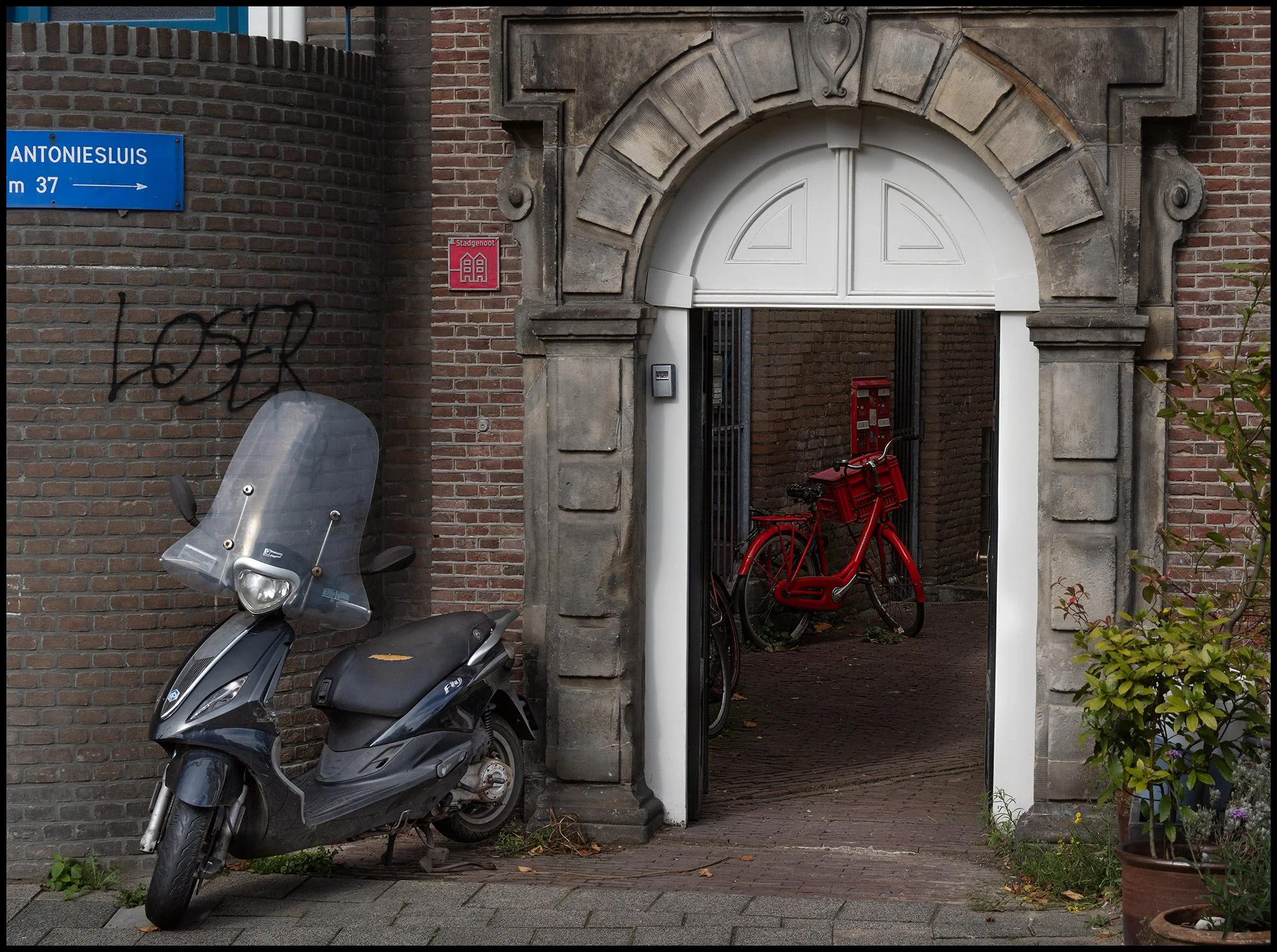 europe-amsterdam-red-bike-in-doorway-crop_DSF9674.jpg
