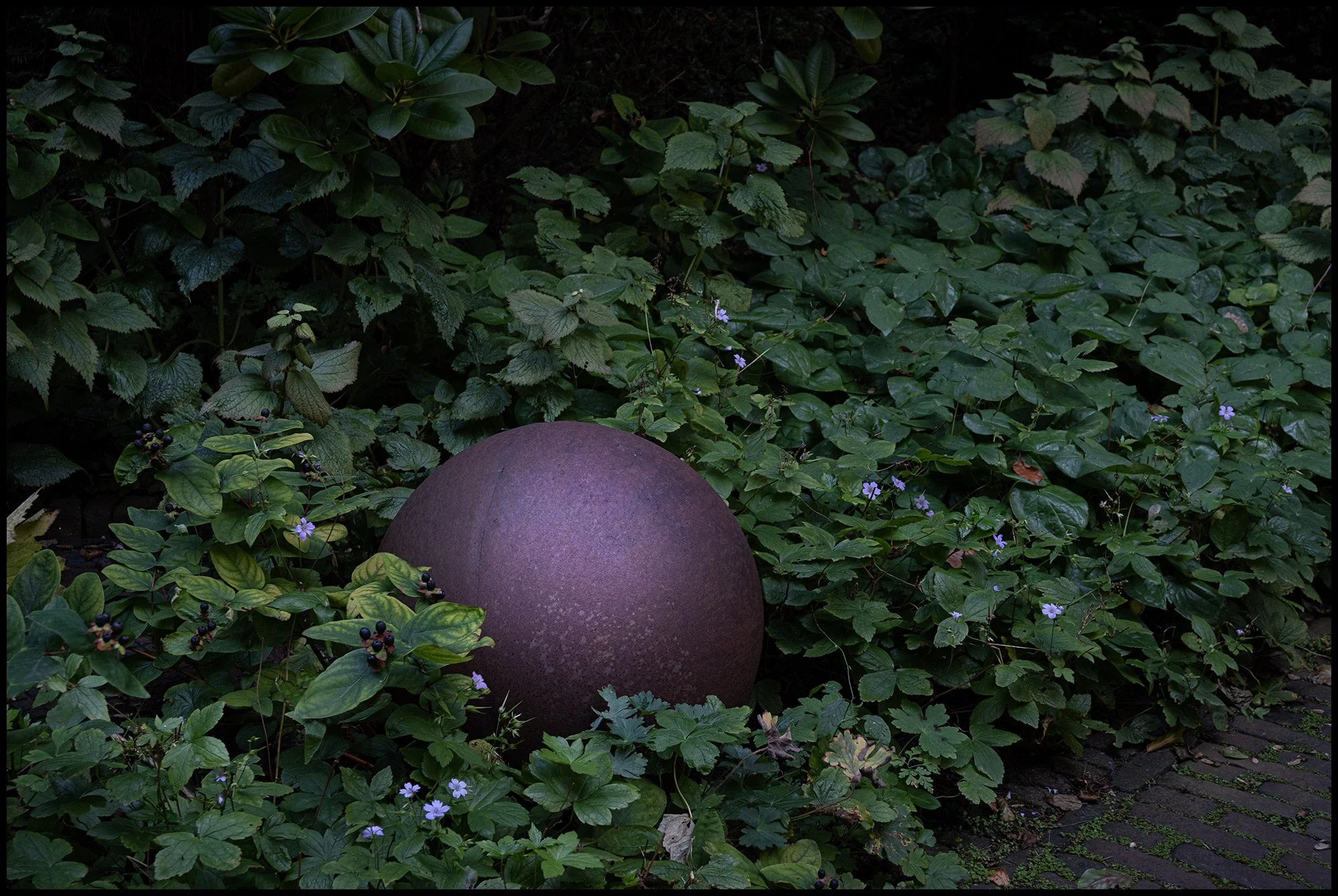 europe-bruges-iron-sphere_DSF9759.jpg
