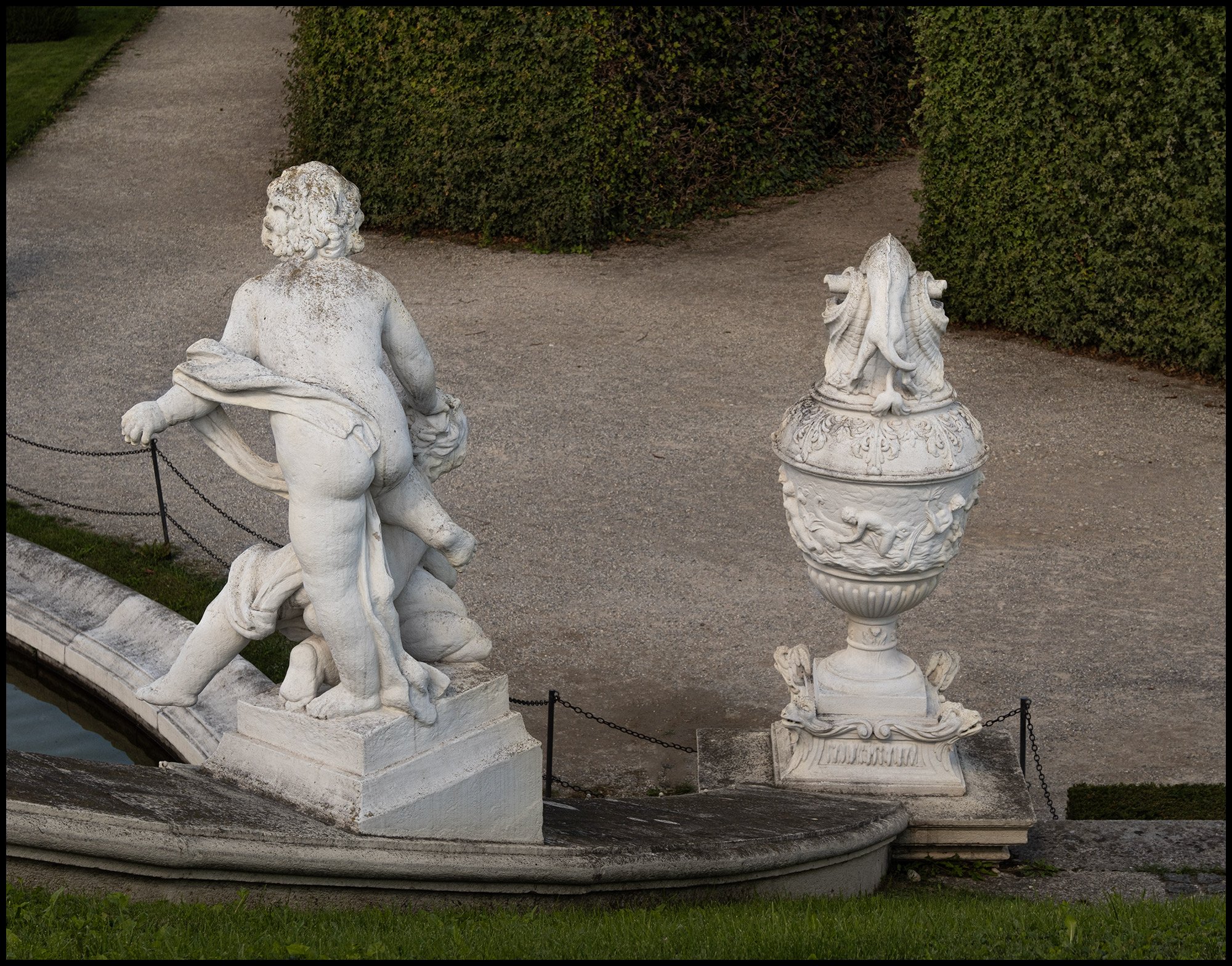 europe-vienna-belvedere-path-sculptures-crop_DSF0227.jpg