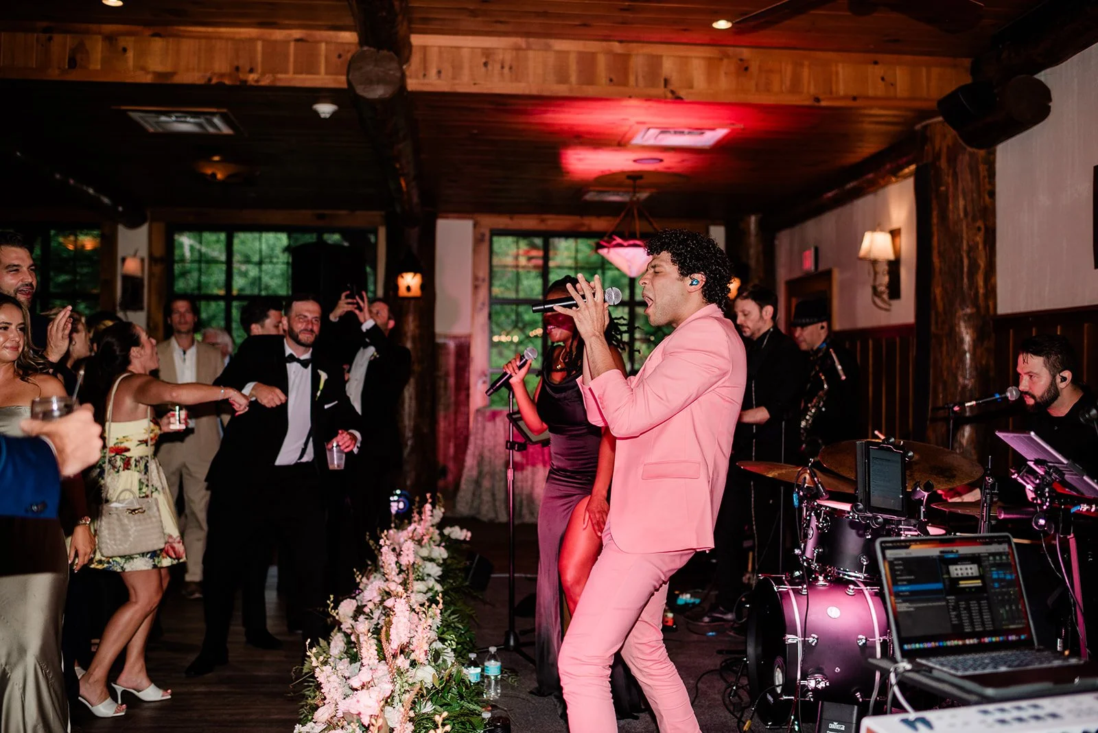 Dance party must-haves:
✅ Comfy shoes
✅ Live music
✅ Epic dance floor

📸 @kimtrangphoto