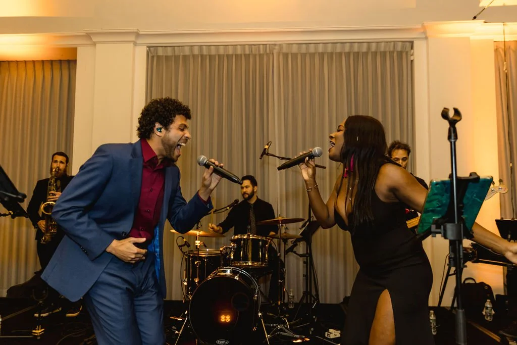 Before the show: 
10% warming up, 90% charging Scott&rsquo;s dancing shoes 🕺🏼

📸 @amysimsphoto