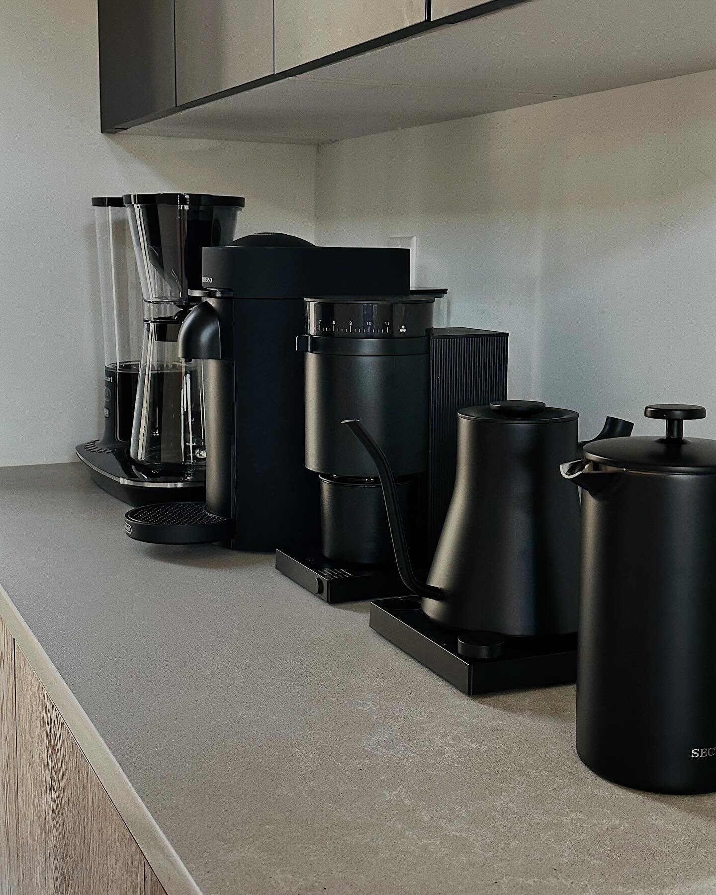When you don&rsquo;t even have all your core furniture in&hellip; but your coffee &amp; tea station is DIALED. #priorities

What&rsquo;s your favorite method to enjoy a delicious cup of coffee or tea? ☕️🫖

(Not pictured in the cabinet above: A Cheme