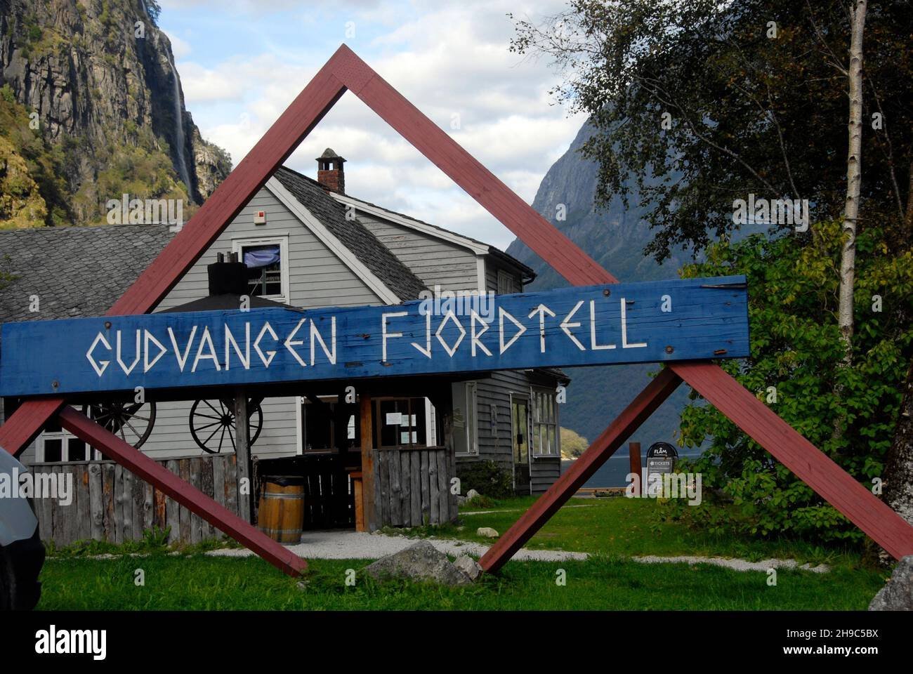 Gudvangen.grand-panneau-sur-bois-attache-a-un-cadre-triangulaire-pour-gudvangen-fjordtell-norvege-2h9c5bx.jpeg