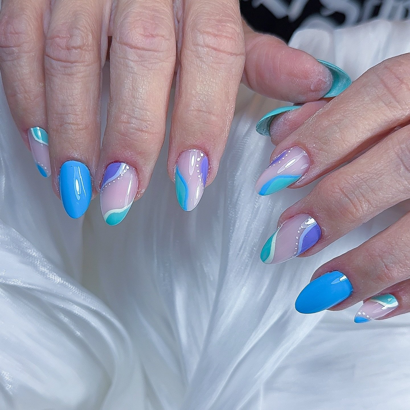 🌊✨ Ocean Whispers ✨🌊
Soft pastel waves in aqua, sky blue, and lavender&hellip; this abstract set is giving breezy beach days and dreamy skies 💙 Finished with glossy lines and dainty dots &mdash; it&rsquo;s the perfect look for summer lovers who wa