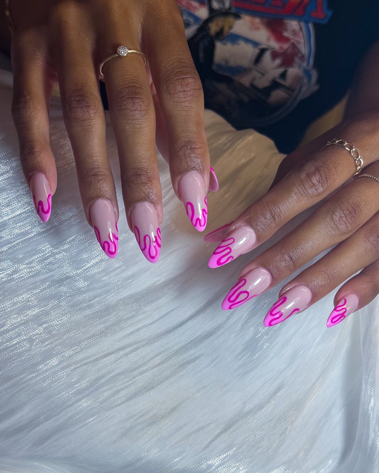Who else is obsessed with hot pink squiggles? 💕✨
This abstract twist on a classic French features playful neon curves over a soft milky nude base. Clean, creative, and oh-so-fun.

Perfect for when you want something cute but a little different 🤍🎀

