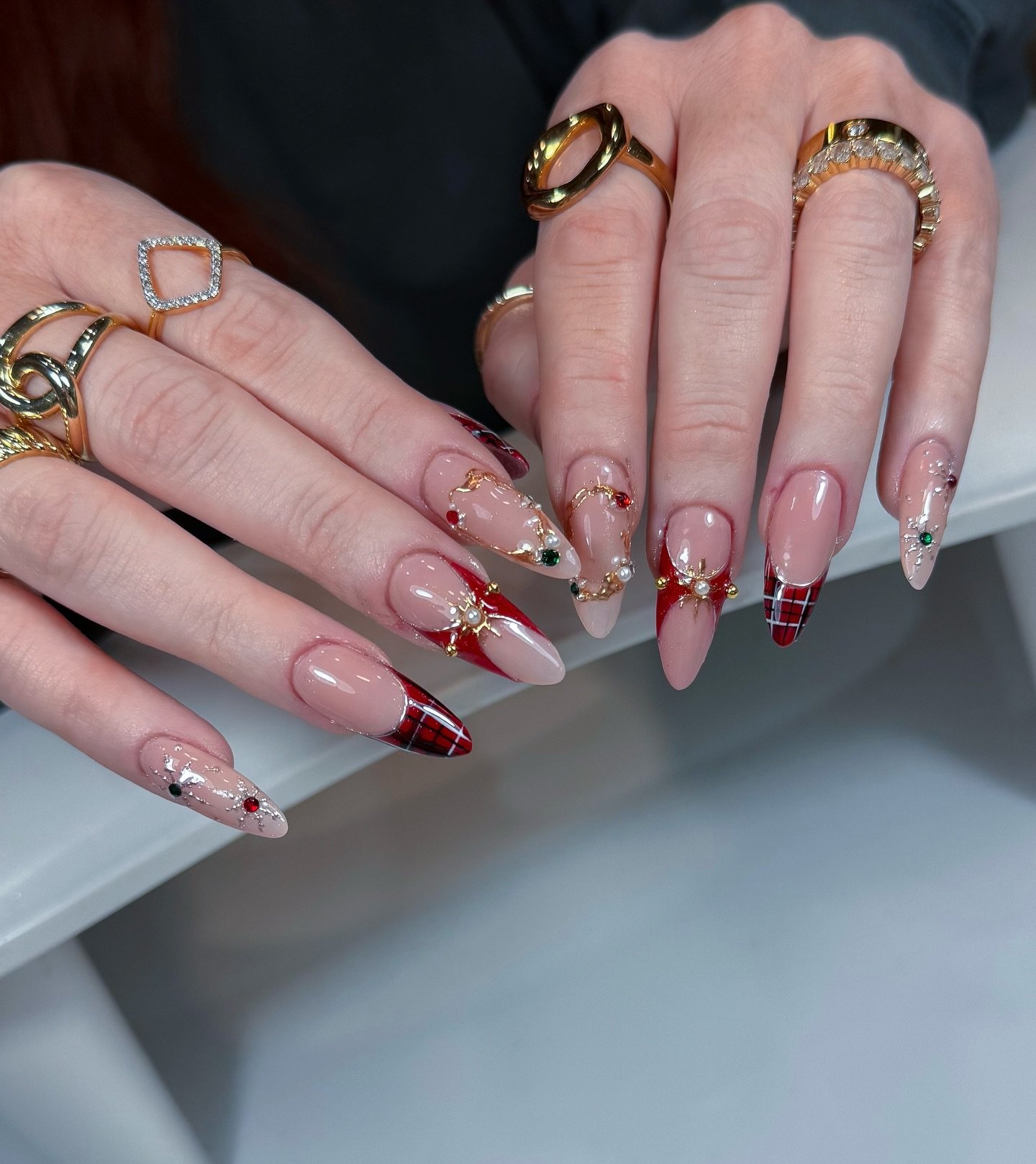 🎄 Christmas Jewelbox 💫🎁 

A festive mix of plaid tips, gold accents, and gemstone studs&mdash;this set brings Christmas glam to life with every detail. Custom-painted plaid, deep reds, and crystal gems capture the magic of the season in true luxur