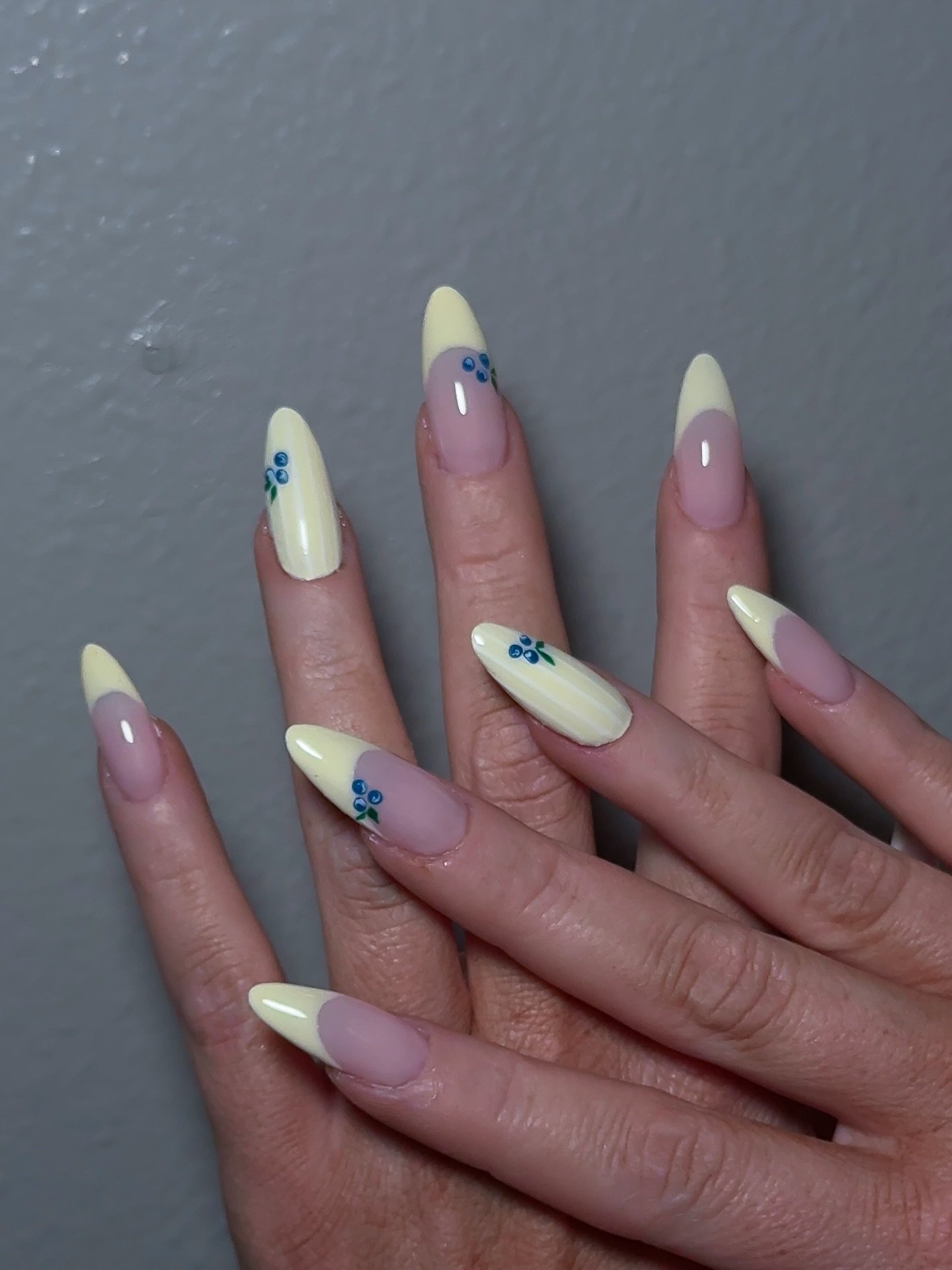 Soft butter yellow tips with delicate floral details ✿

A quiet spring set with a clean, structured Gel X base.
Soft tones, subtle shine, and details that reveal themselves up close.

🎀 For minimal, feminine styles
🌿 Soft French with hand-painted a