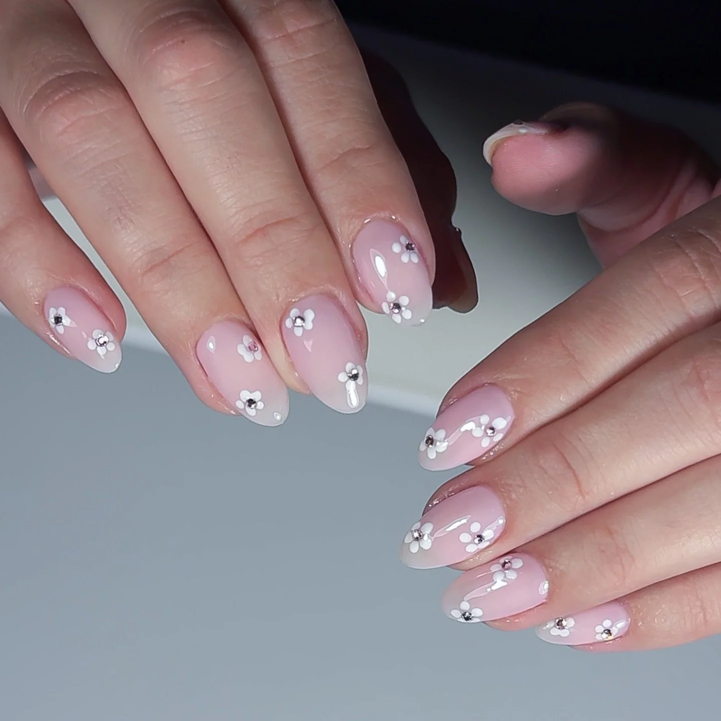 Coachella-inspired soft florals ✿

Sheer pink with delicate flowers &mdash;
playful, feminine, and still effortlessly clean.

Finished with hard gel + Russian manicure
for balanced structure and seamless cuticles ✨

🎀 Soft but not boring
🌿 Tiny flo