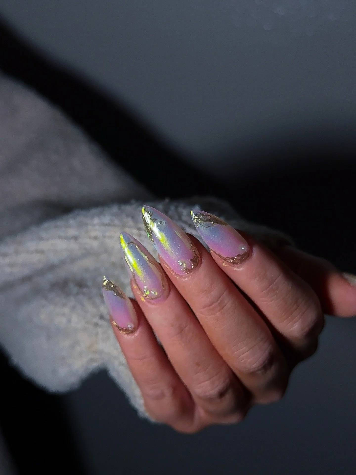 Chrome on chrome, because one layer wasn&rsquo;t enough ✨

Layered iridescent chrome with reflective details
finished with sculpted gold accents for that dreamy crystal effect.

Soft from afar, unreal up close.

🎀 Futuristic glow with an elegant sha
