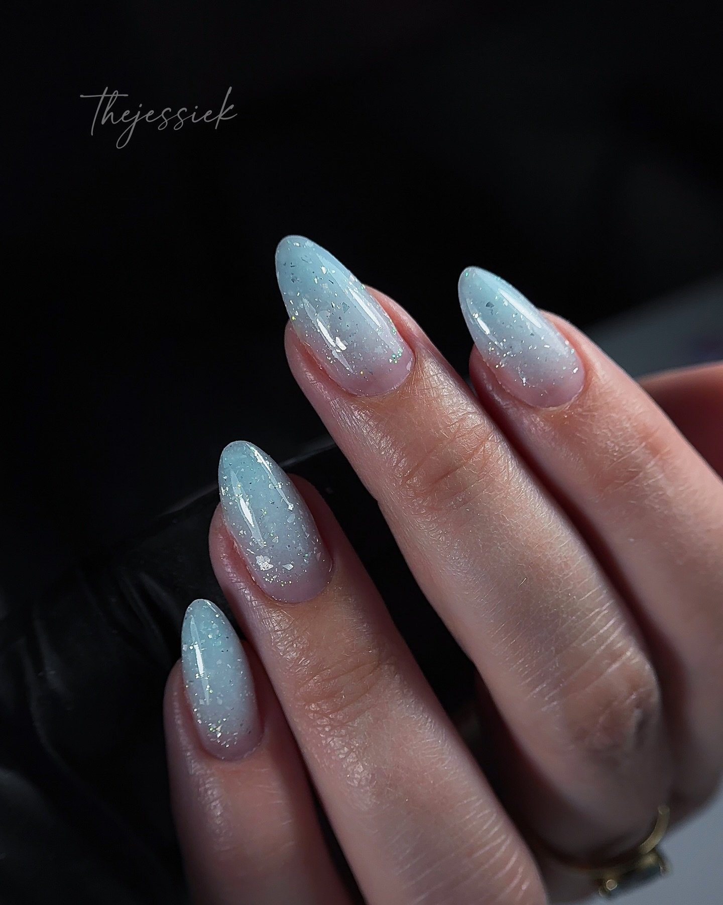 A soft ocean glow, captured in a set. 🌊✨

Created with Dual Form using @mgartgel &ndash; OCEAN, this translucent blue gradient is finished with delicate shimmer for an effortlessly elegant look.

My goal is always the same: thin, natural-looking nai