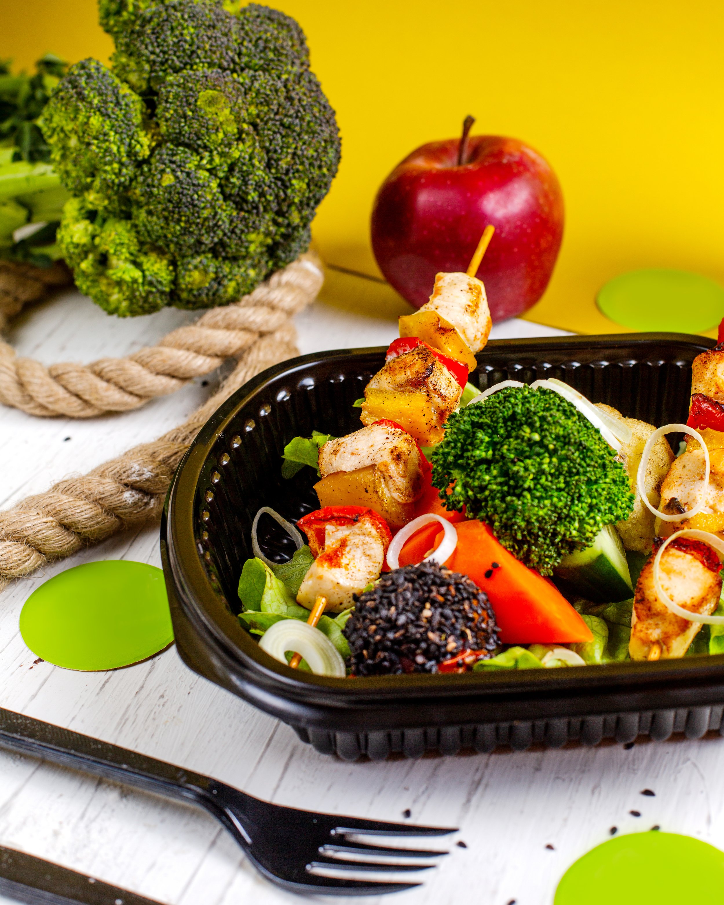 side-view-fried-chicken-skewers-with-fresh-vegetables-broccoli-onions-delivery-box.jpg