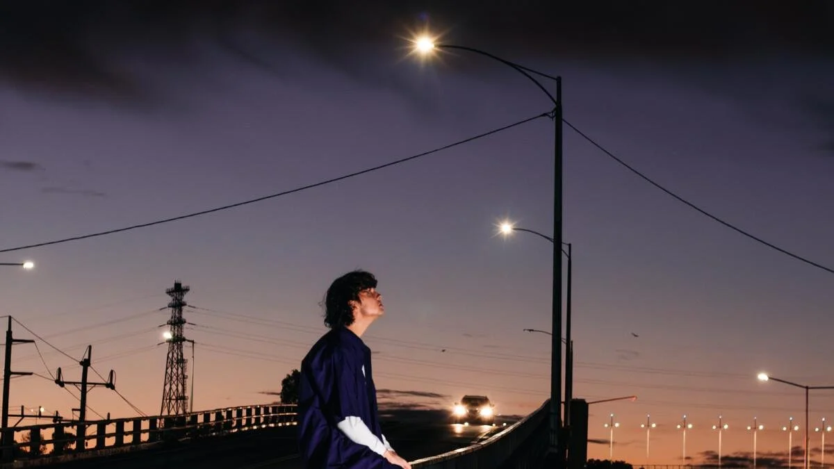 Artist Sends Message of Hope lonely city dwellers 