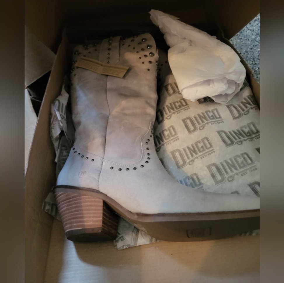 Screenshot_20250412_004429_Poshmark.jpg