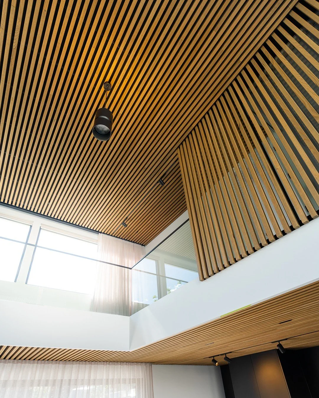 Look up — that’s craftsmanship you can’t ignore.
Who needs art when the ceiling looks this good?
Architect by @thursdayarchitecture 
Structural Engineers by @sellicsconsultants 
Ceilings by @sculptform_ 
Electrician by @linearelec