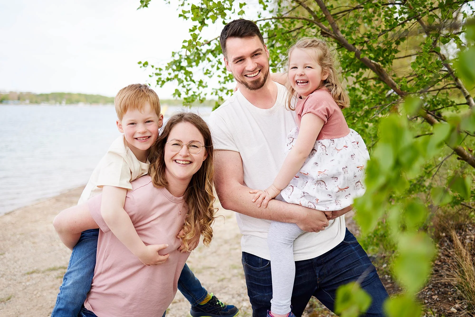 Eine Familie macht Familienfotos am See