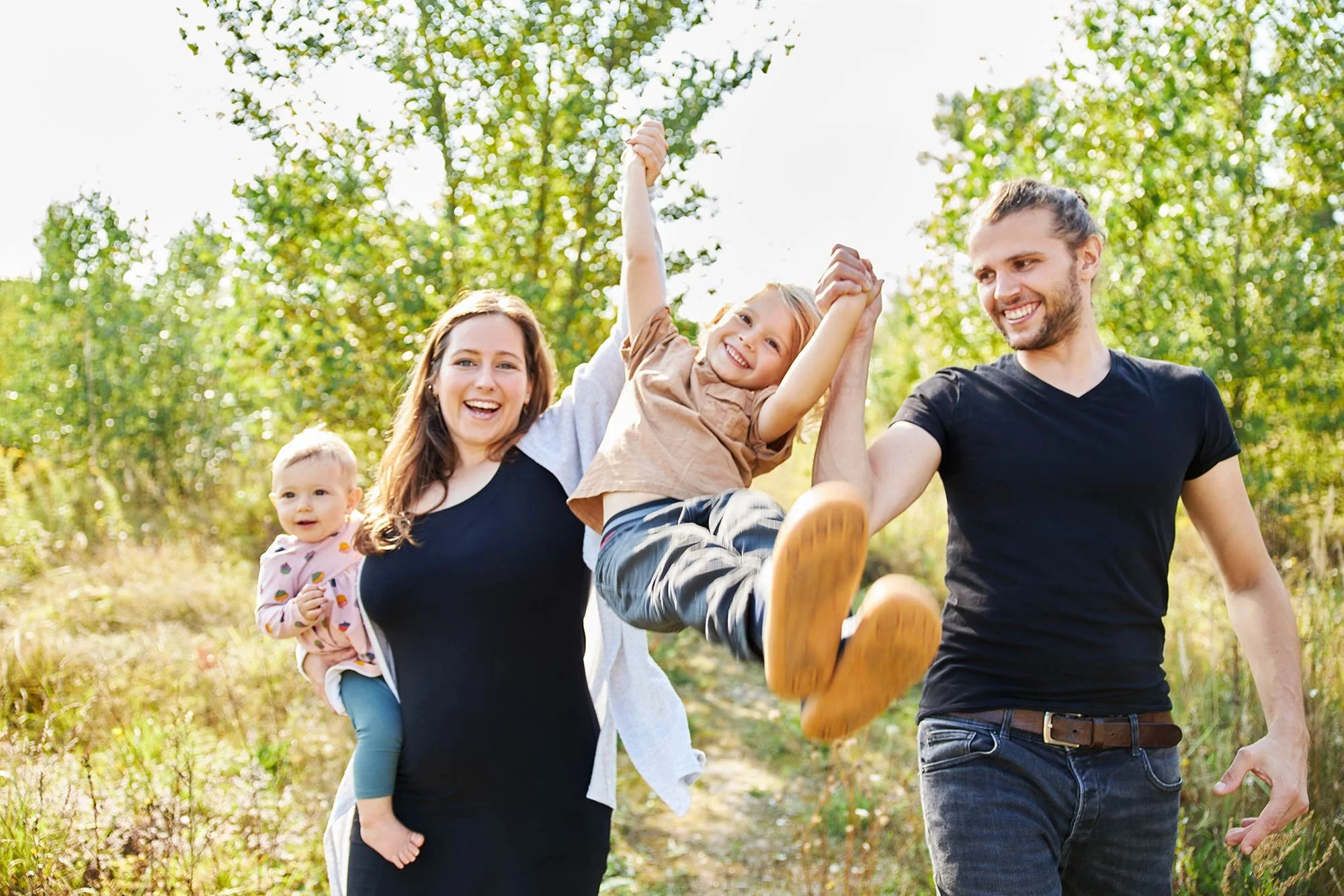 Eltern und Kind bei einem entspannten Familienfotoshooting