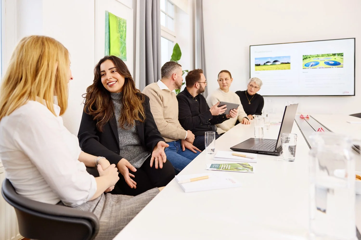 Eine Werbefotografie von einem Team Bild während einer Besprechung